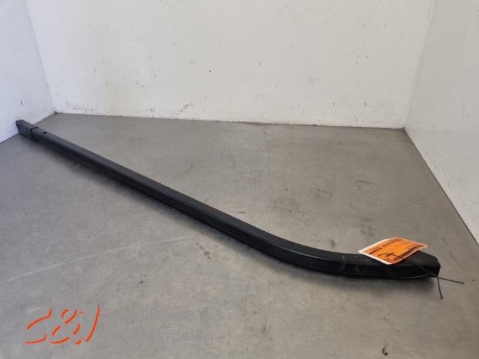 Schuifdeur Rail rechts van een Mercedes Vito