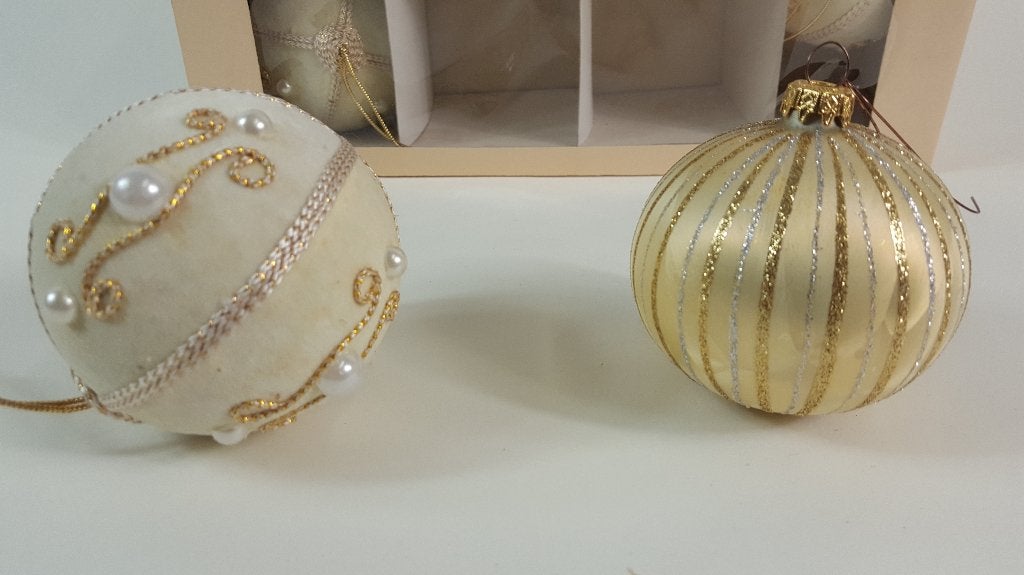 Doosje met 7 gouden en beige kerstballen, 7,5 cm. W1, Tweedehands verkoop, Tweedehands verkoop, Gebruikt, Ophalen of Verzenden