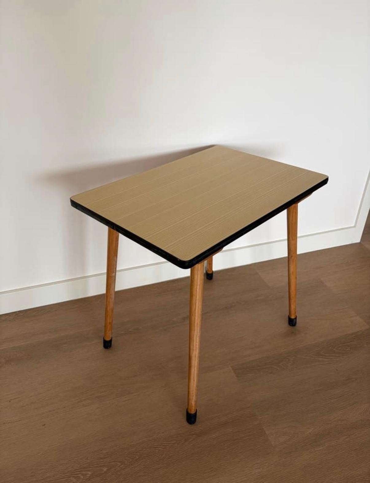 Vintage retro tafeltje, bijzettafel schooltafel plantentafel, Ophalen, Huis en Inrichting