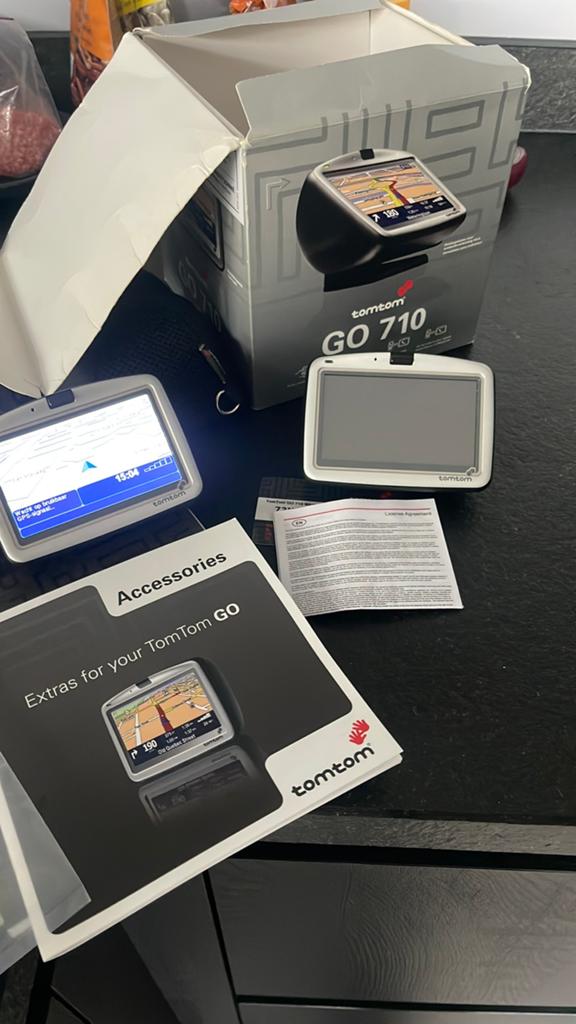 TomTom GO 710 Navigatiesysteem met accessoires, Ophalen of Verzenden, Gebruikt