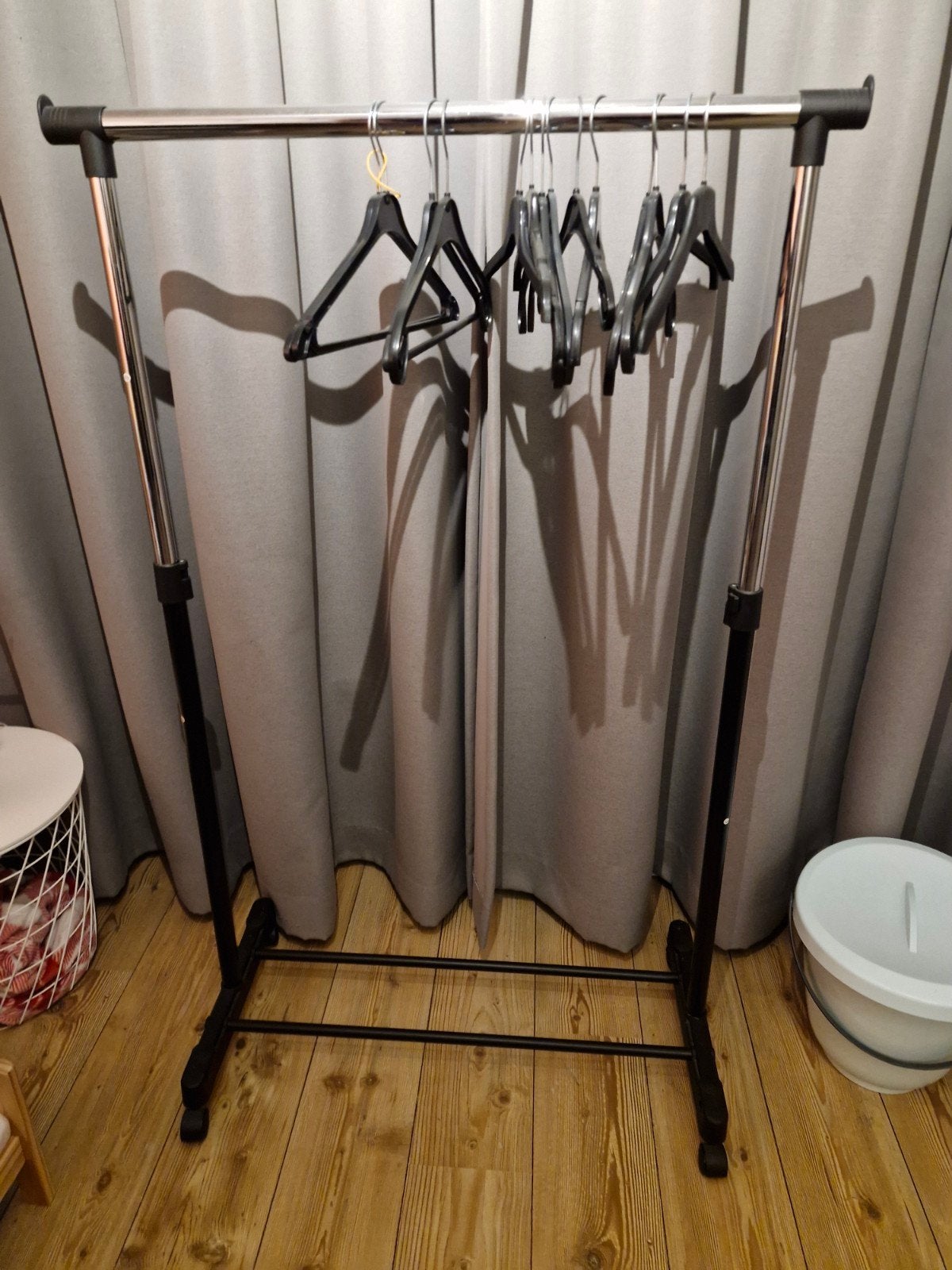 In hoogte verstelbaar kledingrek met kleerhangers, Ophalen, Met wielen, Gebruikt