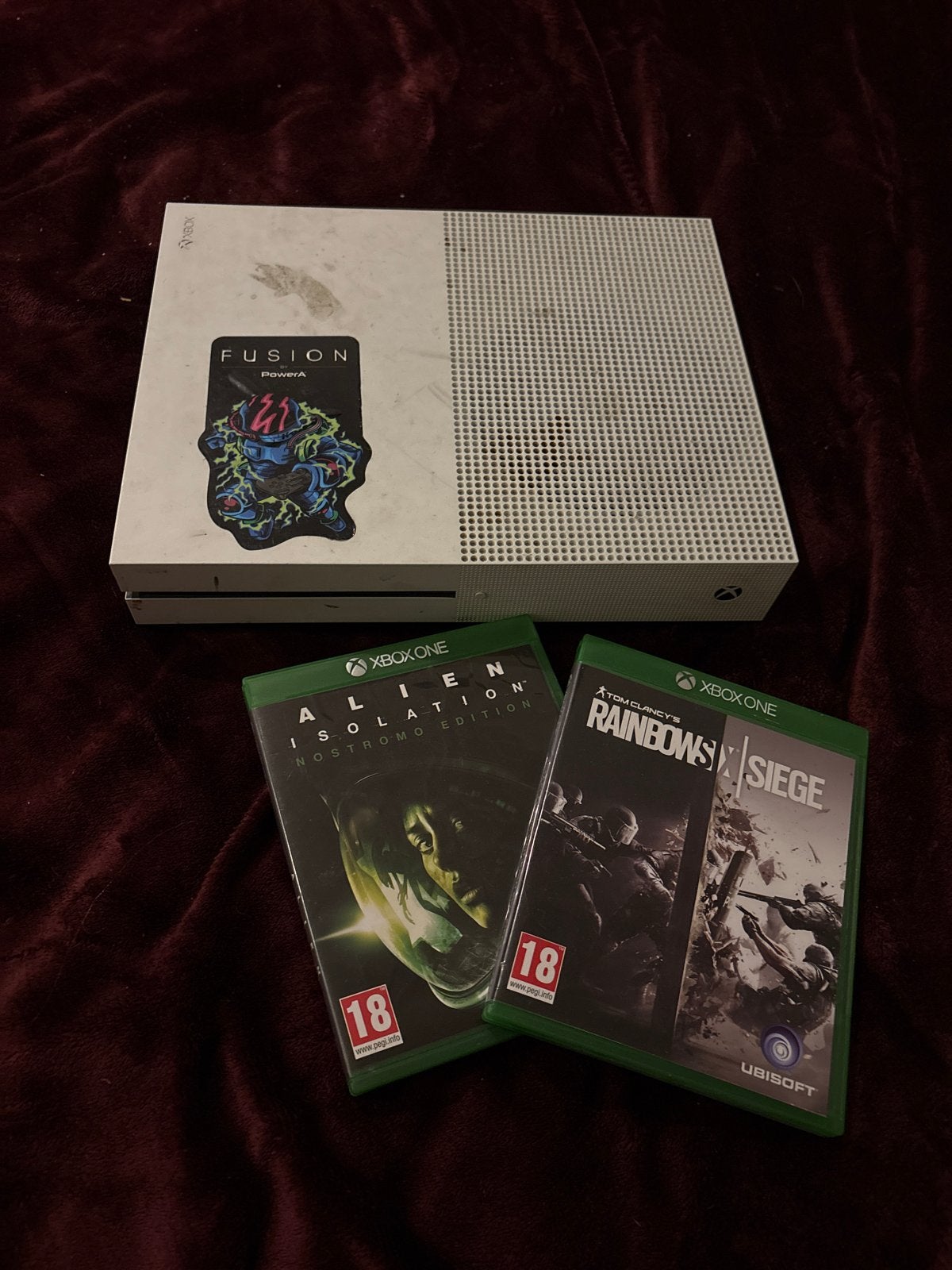 Xbox One S met 2 games: Alien Isolation & Rainbow Six Siege, Xbox One S, Ophalen of Verzenden, Zonder controller, Gebruikt