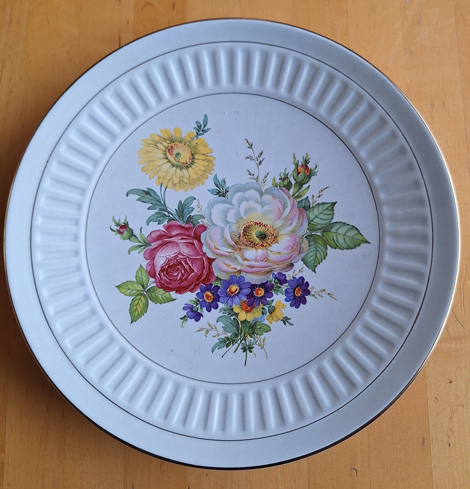 Schaal/bord met heldere bloemen Flora Gouda Keramiek, Keramiek, Ophalen of Verzenden, Overige stijlen, Schaal of Schalen