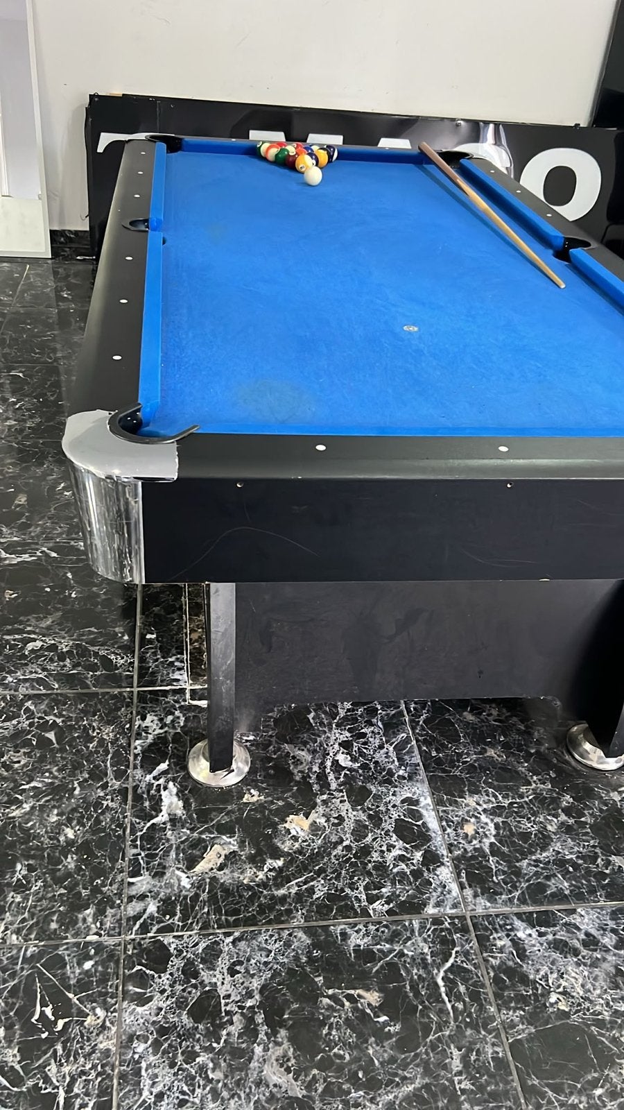 Pooltafel met blauw laken en complete set, Ophalen of Verzenden, Gebruikt, Pooltafel