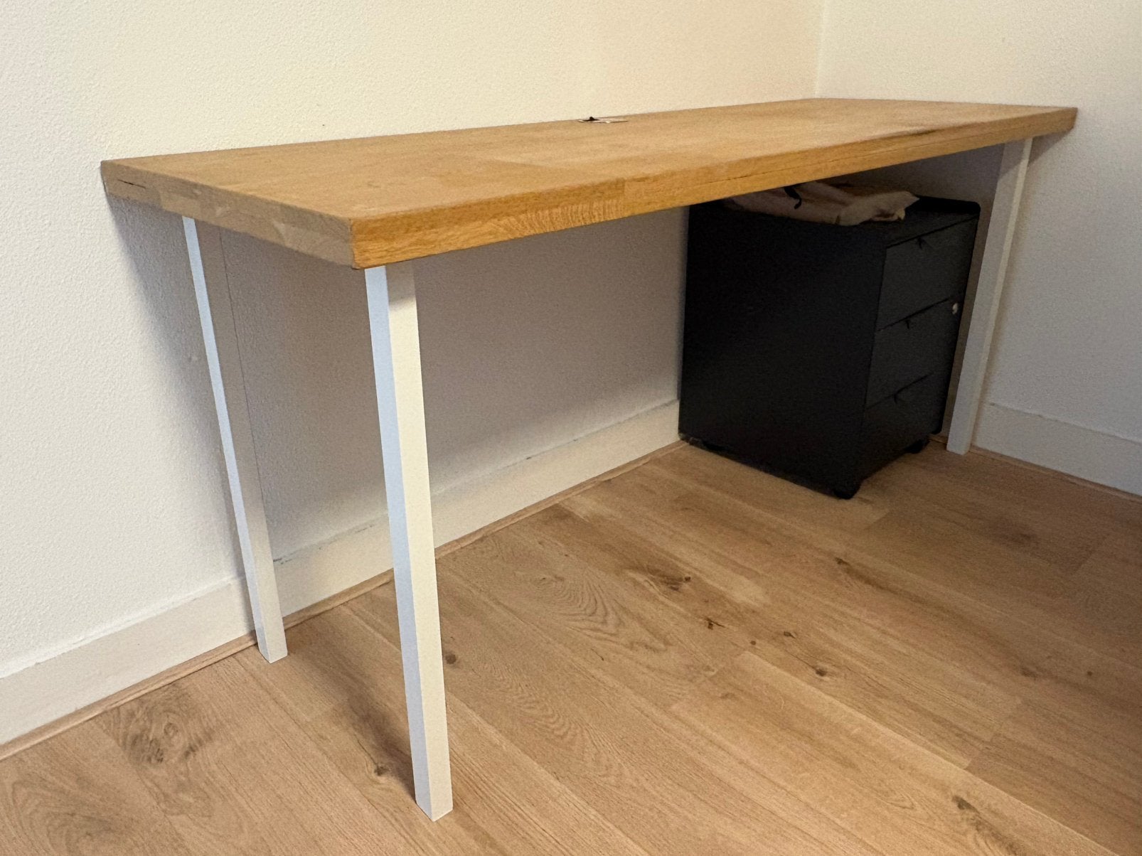 Bureau 160x58cm massief houten blad met kabelgoot, Huis en Inrichting, Bureaus, Ophalen, 160 cm, Gebruikt, Scandinavisch