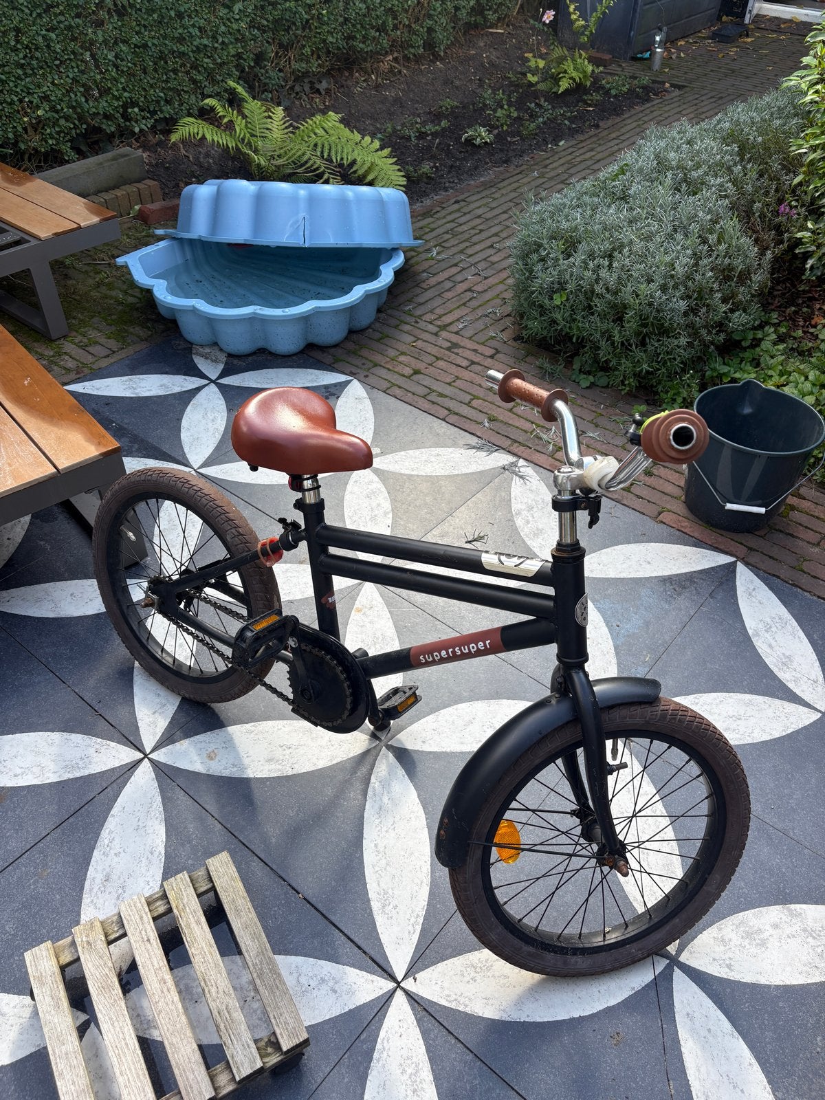 SuperSuper kinderfiets - Zwart met bruin zadel, Fietsen en Brommers, Terugtraprem, Gebruikt, Minder dan 49 cm, Ophalen