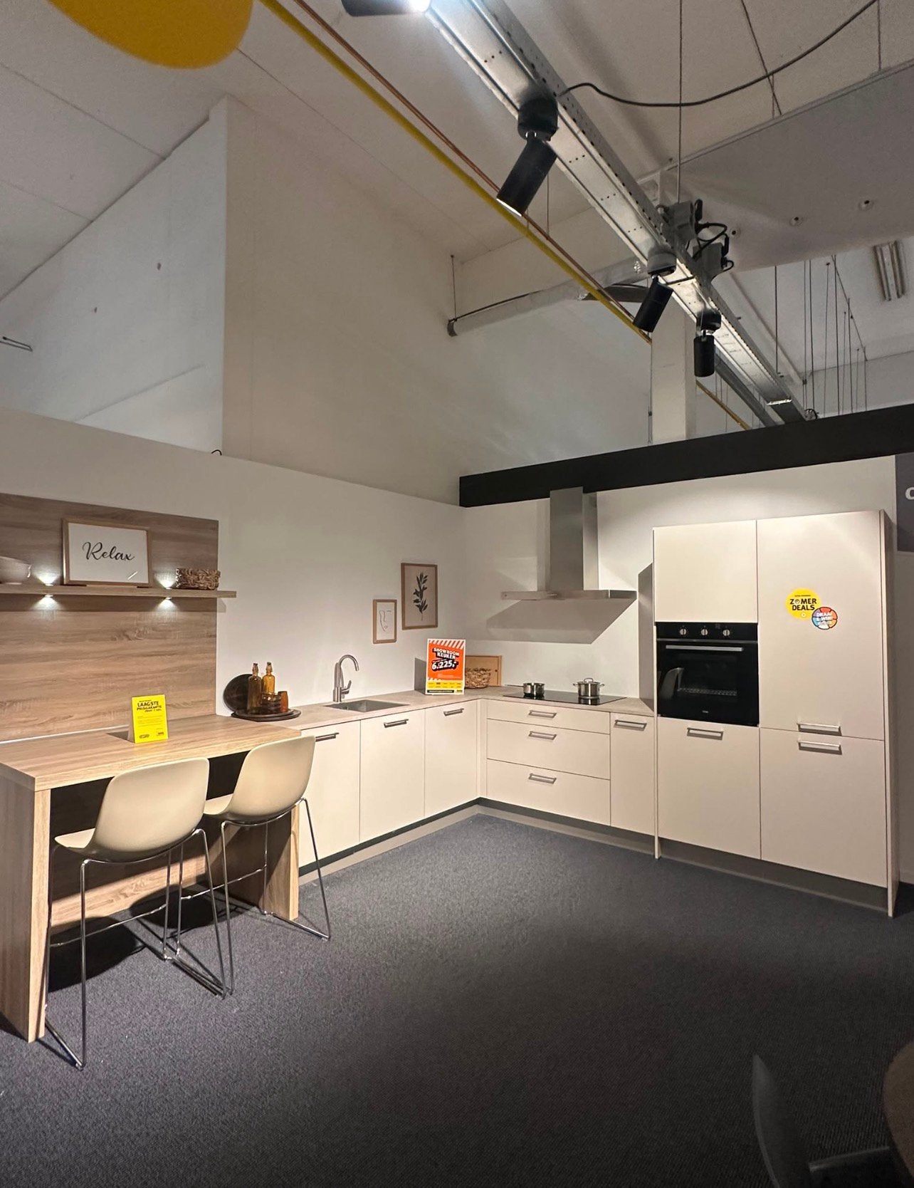 Hoek keuken zand kleurig (showroom), Ophalen, Zo goed als nieuw