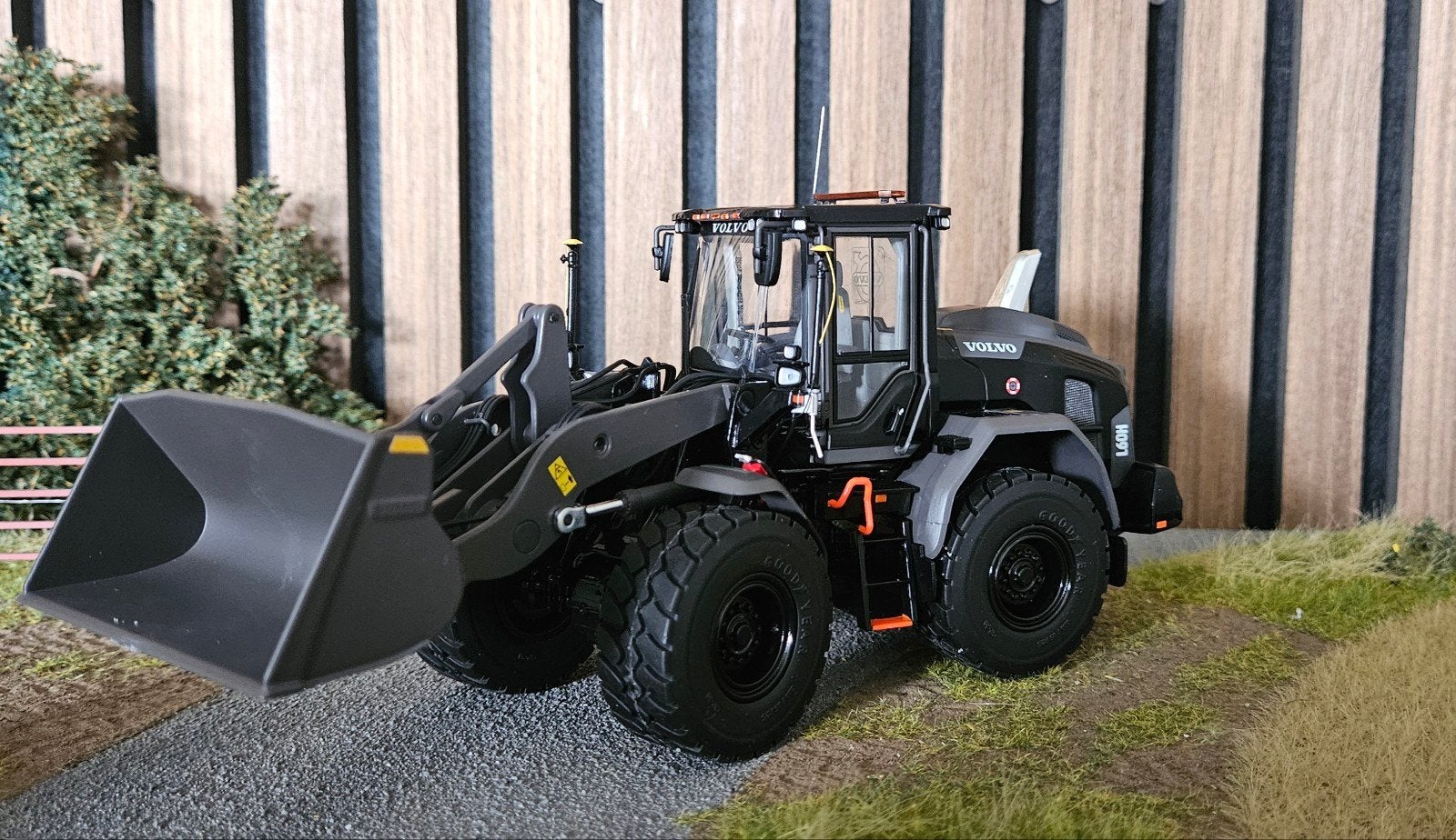 Verbouwde Volvo L60H Black Edition 1:32, Ophalen of Verzenden, Nieuw, Tractor of Landbouw, Overige merken