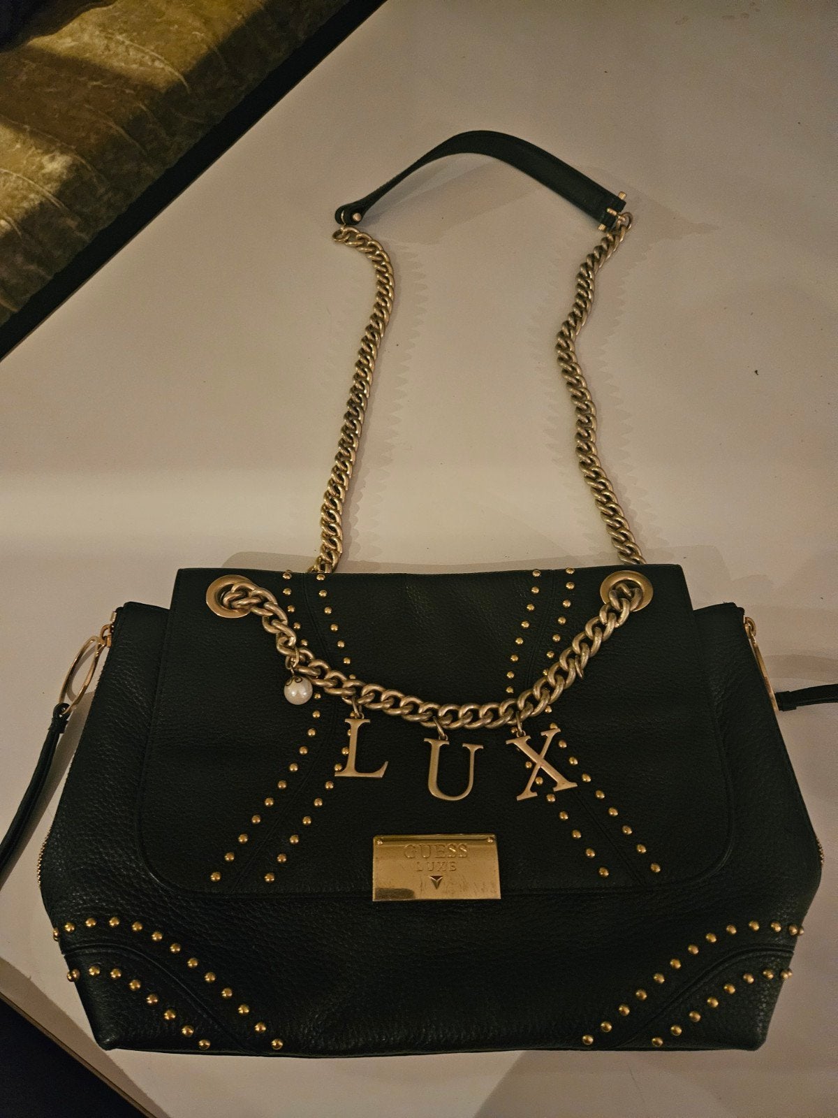Guess de Luxe Tas - Zwart Leer met Gouden Accent en Parel, Ophalen of Verzenden, Zo goed als nieuw, Zwart, Schoudertasje
