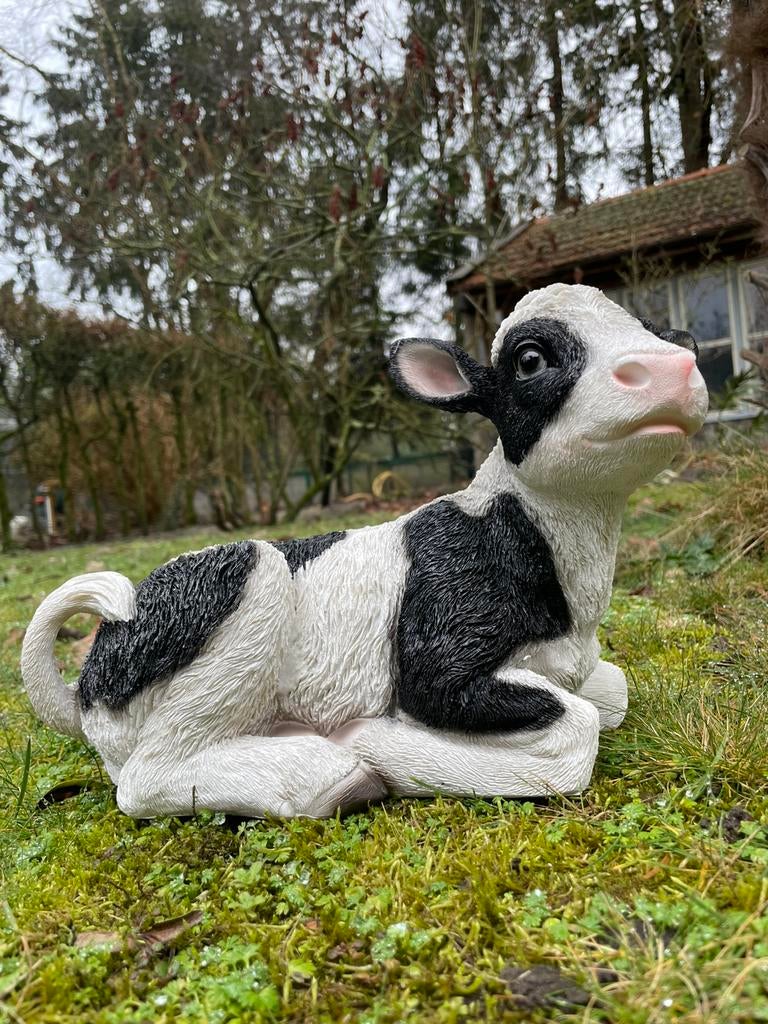 Kalf koe liggend boerderij tuin beeld boer wei lente, Ophalen of Verzenden, Nieuw, Kunststof, Dierenbeeld