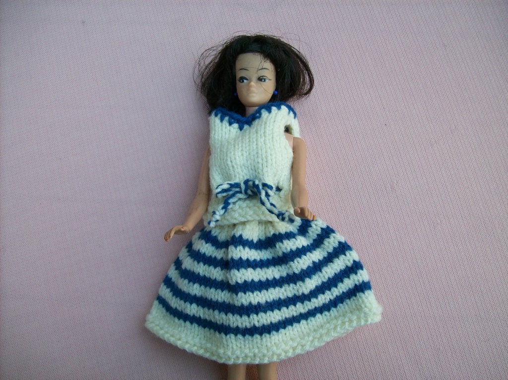 eigen gebreide poppen kleertjes rokjes met een topje, Ophalen of Verzenden, Nieuw, Barbie