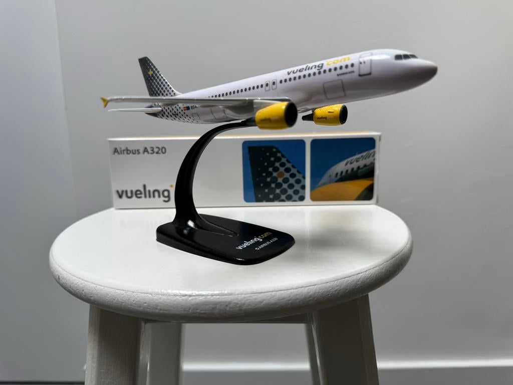 Vueling Airbus A320 modelvliegtuig 1:200 met standaard, Ophalen of Verzenden, Zo goed als nieuw
