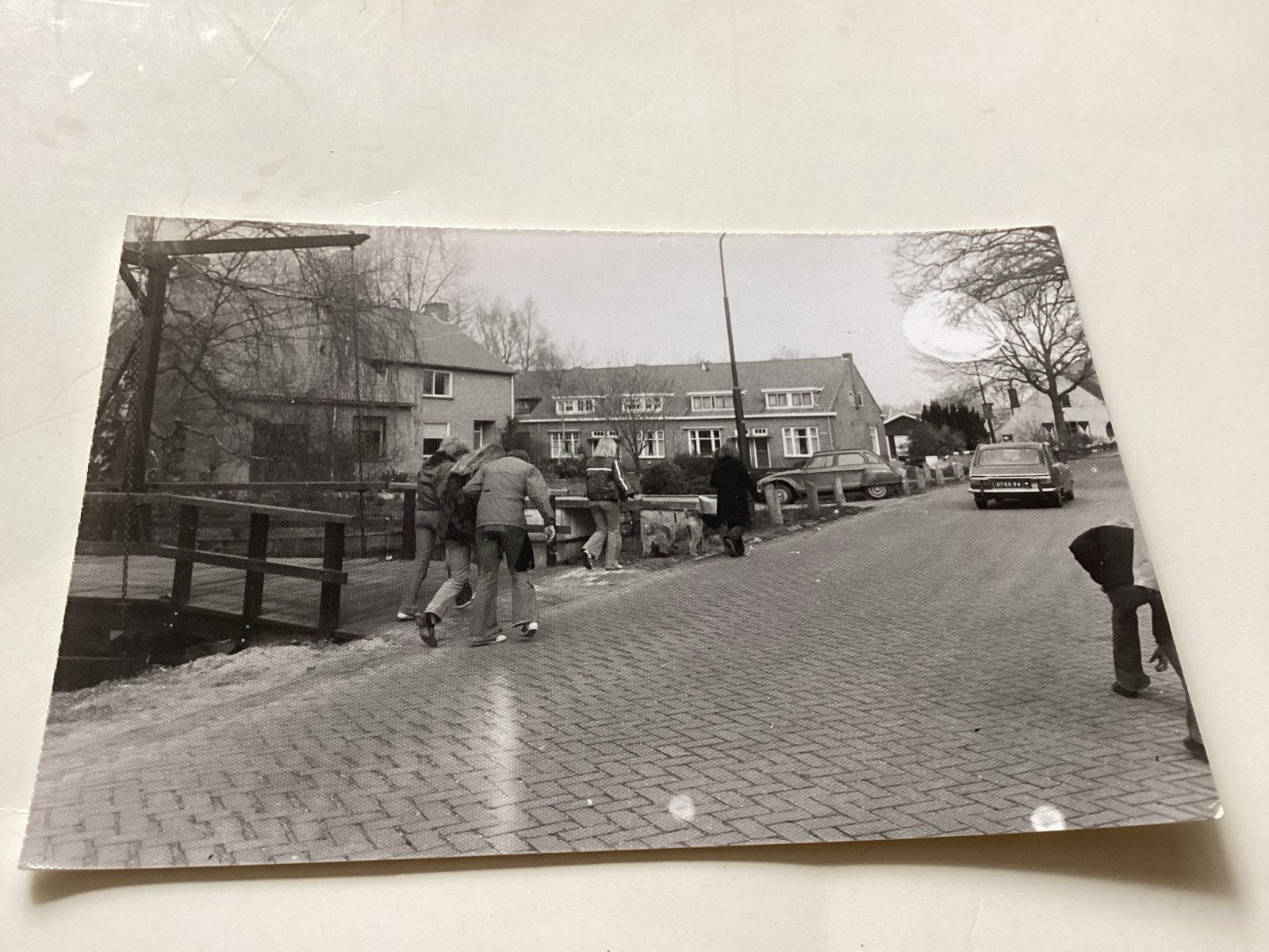 Plaats onbekend van straatbeeld met mensen en auto's 8x12 cm, 1960 tot 1980, Gebruikt, Foto, Ophalen of Verzenden