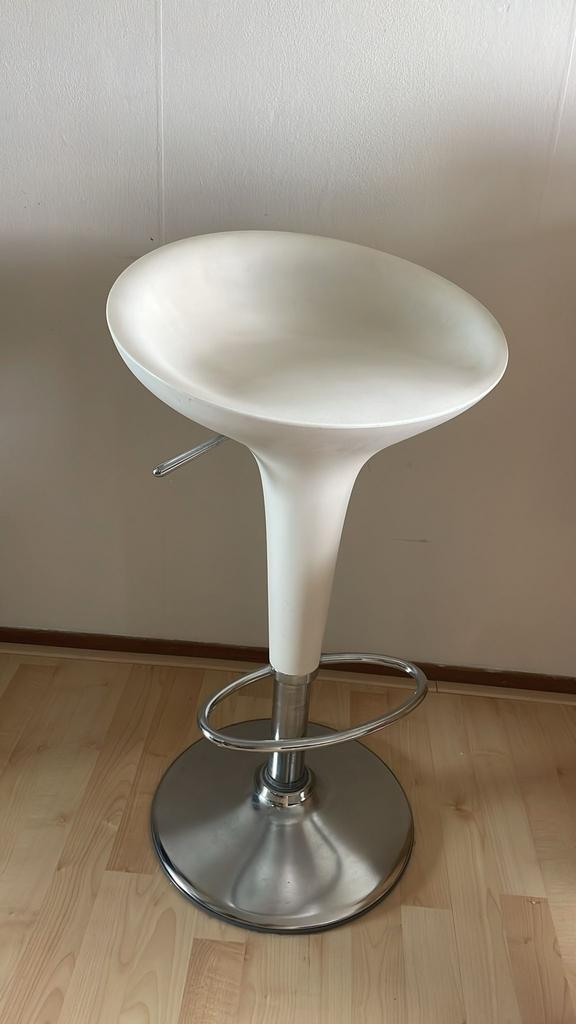Mooie Magis Bombo barkruk - wit, Huis en Inrichting, Barkrukken, Gebruikt, 60 tot 90 cm, Kunststof, 1 kruk, In hoogte verstelbaar