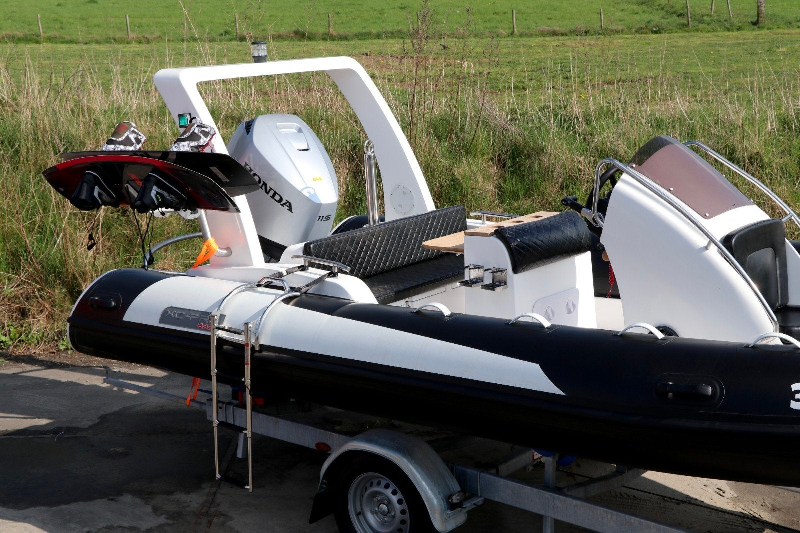 Foto 4 van ZGAN Honda 115pk RIB met trailer en 50 vaaruren