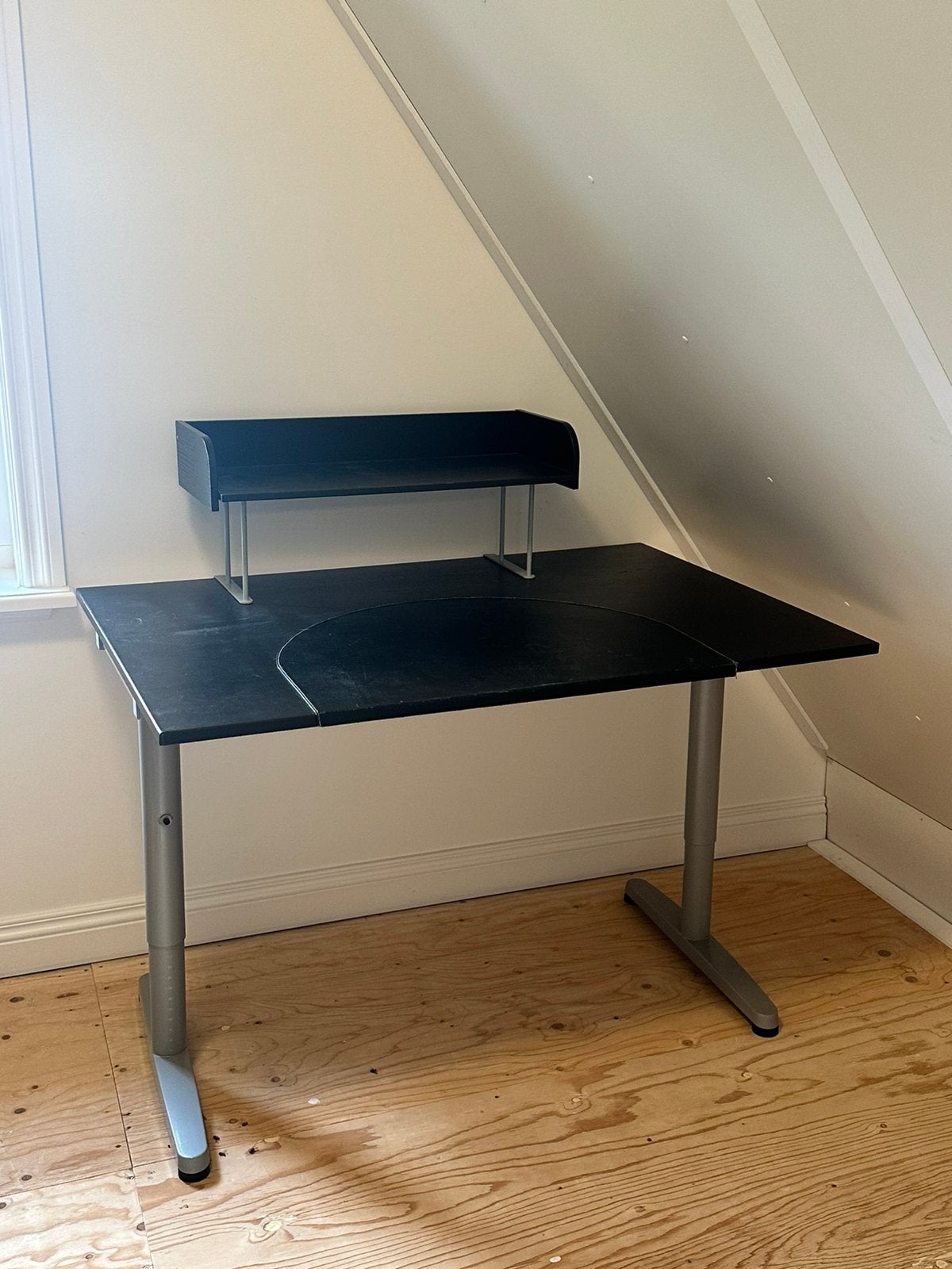 Zwart bureau met leren bescherming en laptop verhoging, Ophalen, Gebruikt