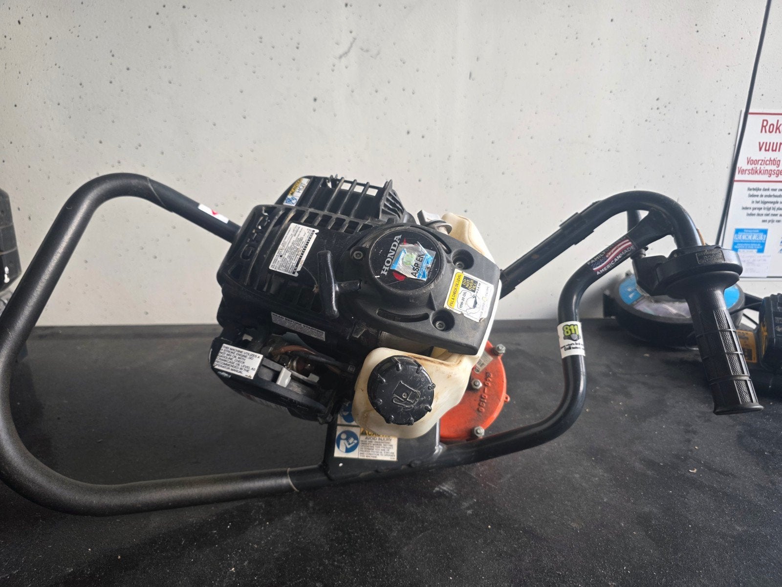 Grondboor met Honda motor en 3 boren, Ophalen