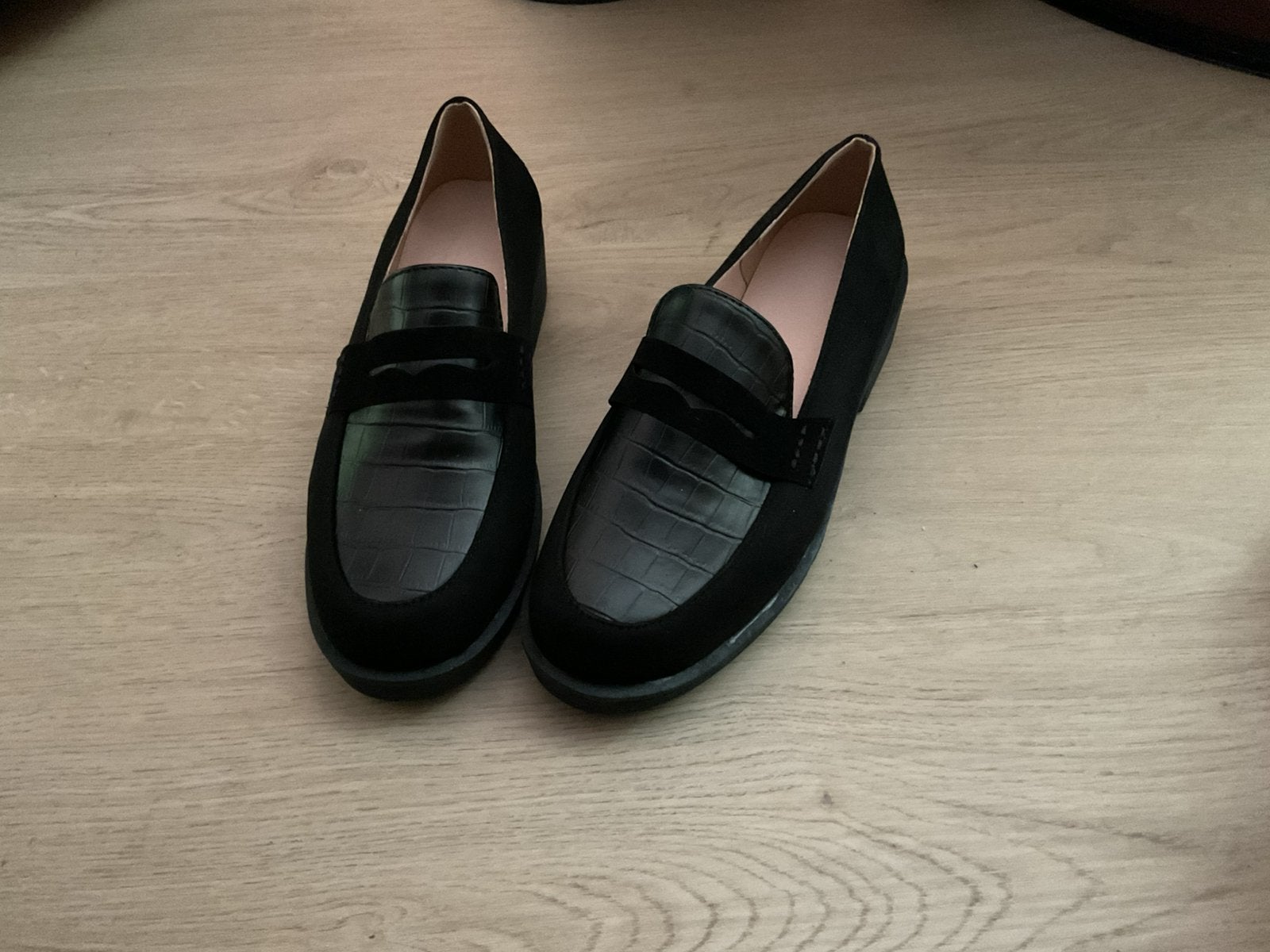 Gloednieuwe lage leren damesschoenen maat 37., Nieuw, Ophalen of Verzenden, Instappers, Zwart