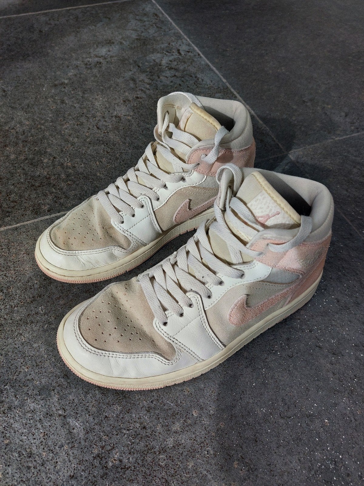 Nike Air Jordans 1 MidSE 1, Ophalen of Verzenden, Zo goed als nieuw, Jongen of Meisje, Schoenen