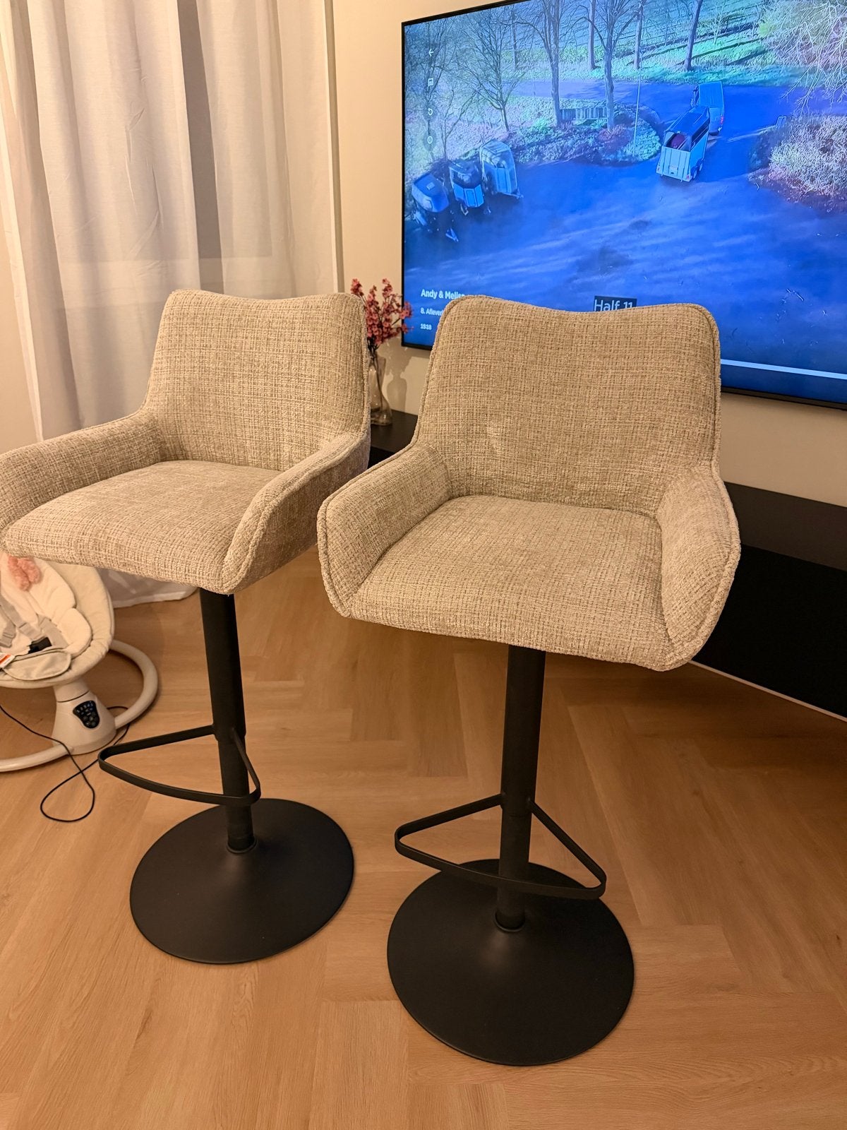 Twee beige barkrukken, Huis en Inrichting, Ophalen, In hoogte verstelbaar, 60 tot 90 cm, Nieuw