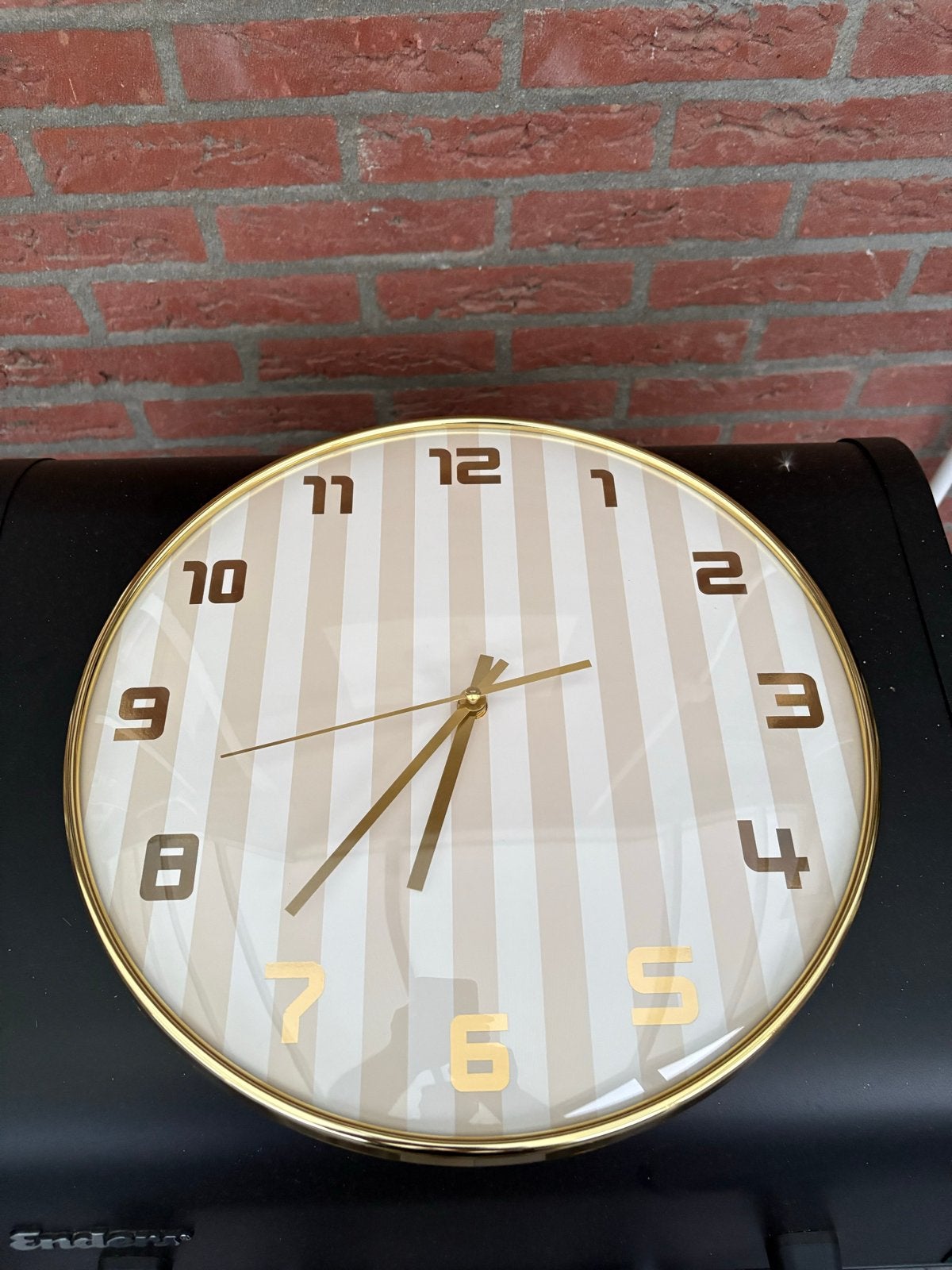 Moderne wandklok goudkleurig met streepdesign | z.g.a.n., Ophalen, Goud, Wandklok, Analoog
