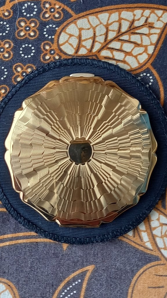 Mooie oude vintage compact uit Engeland van Stratton 7,5 cm., Ophalen of Verzenden