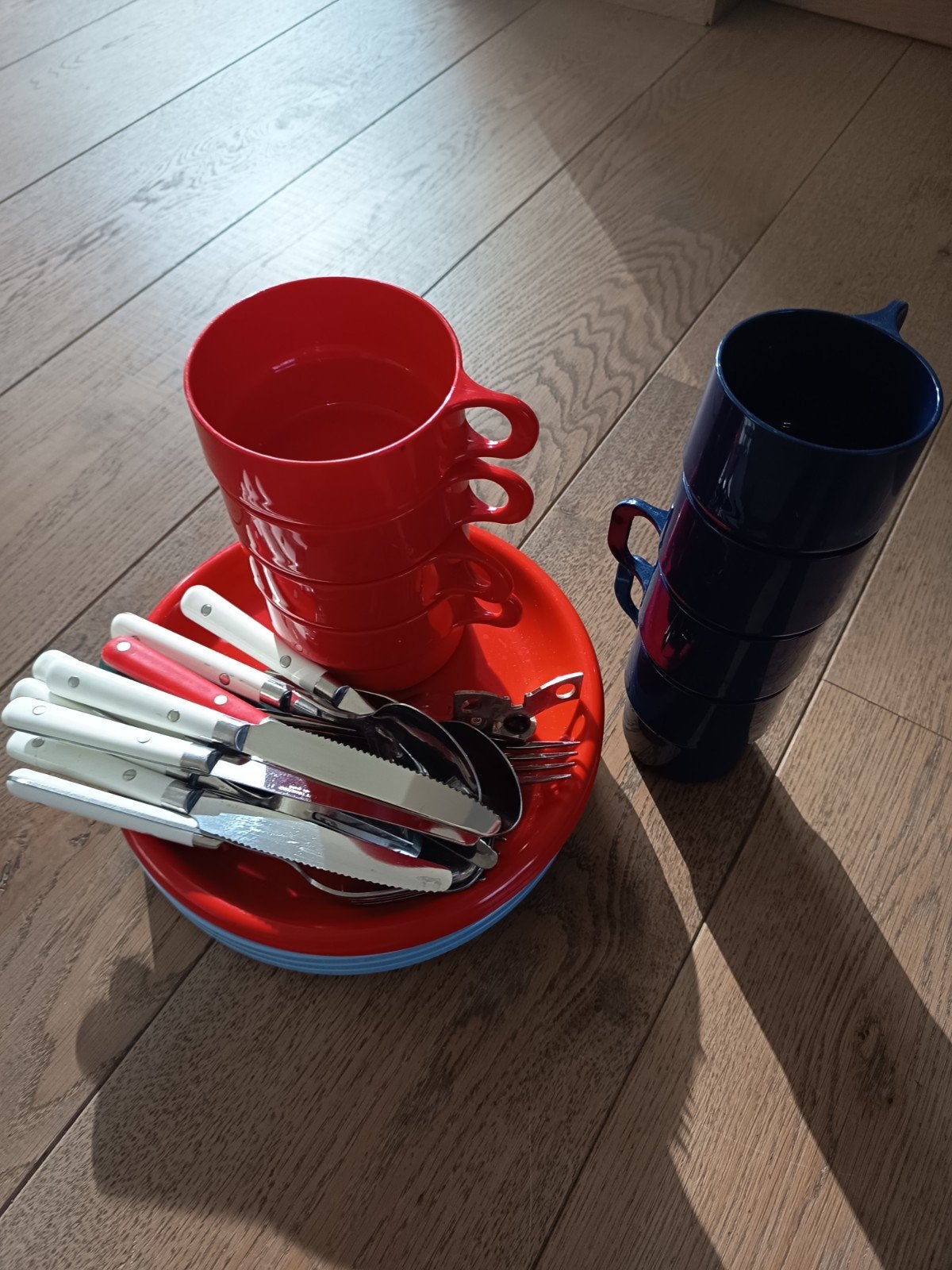 Camping servies set - Rood, Blauw & Bestek, Ophalen of Verzenden, Gebruikt, Kunststof, Compleet servies