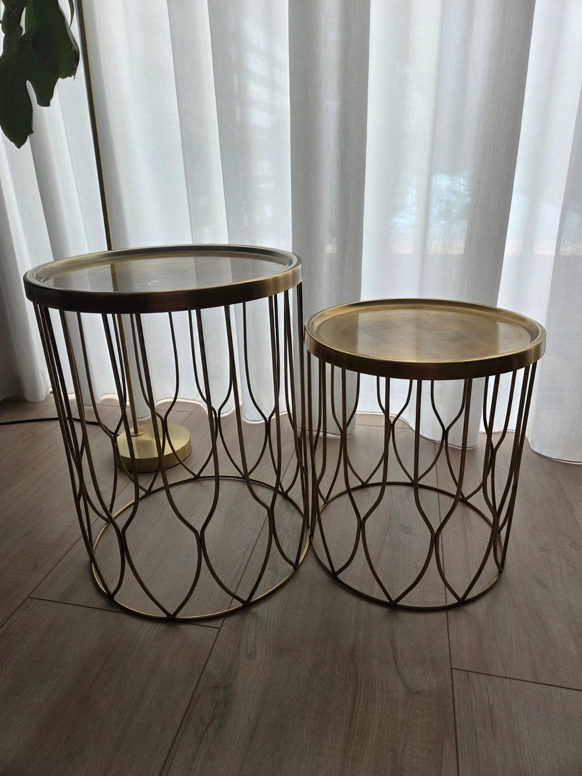 Set van 2 gouden bijzettafels met metalen onderstel, Minder dan 55 cm, Gebruikt, Metaal of Aluminium, Rond