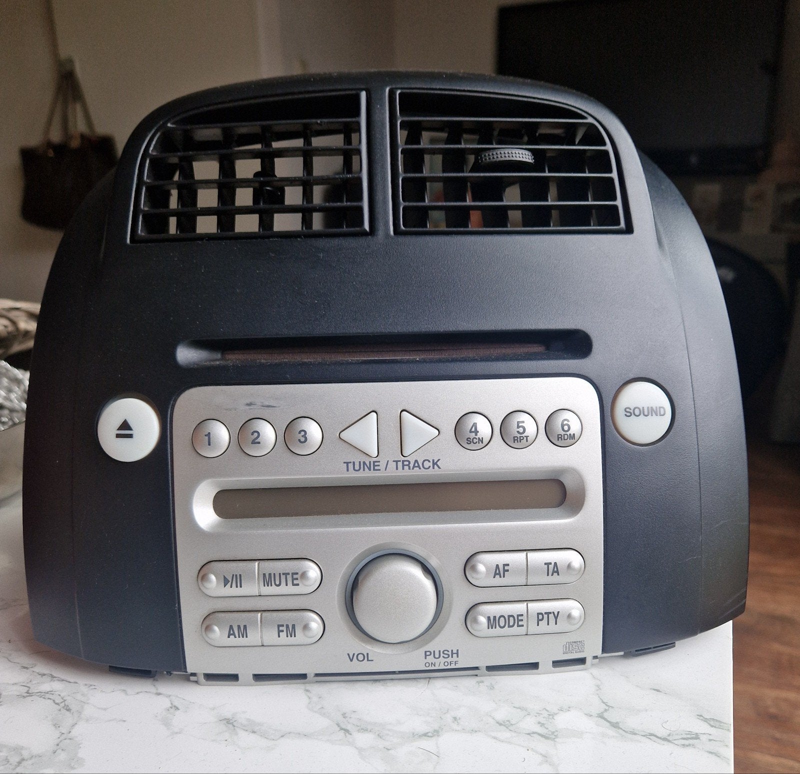 daihatsu sirion 2 radio/cd met defect, Auto diversen, Autoradio's, Ophalen of Verzenden, Gebruikt
