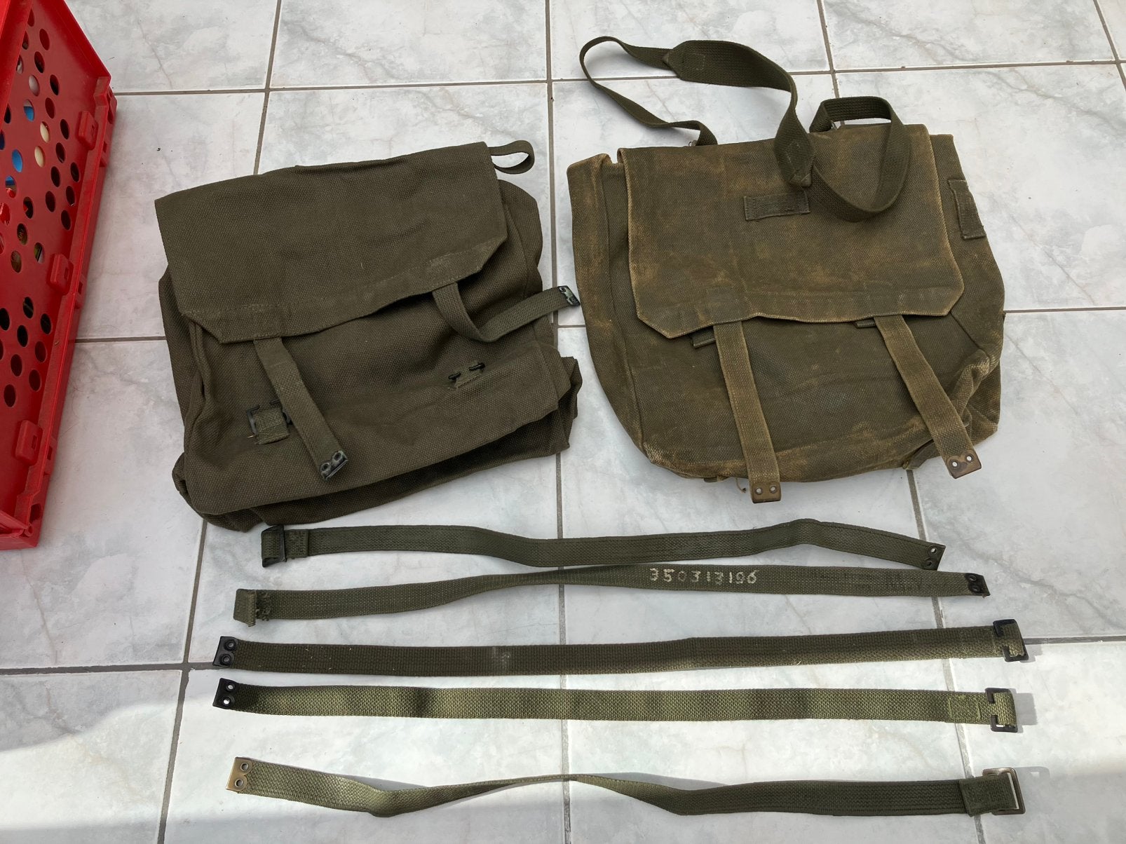 2 leger tassen , pukkel, Verzamelen, Militaria | Algemeen, Ophalen, Overige soorten, Nederland
