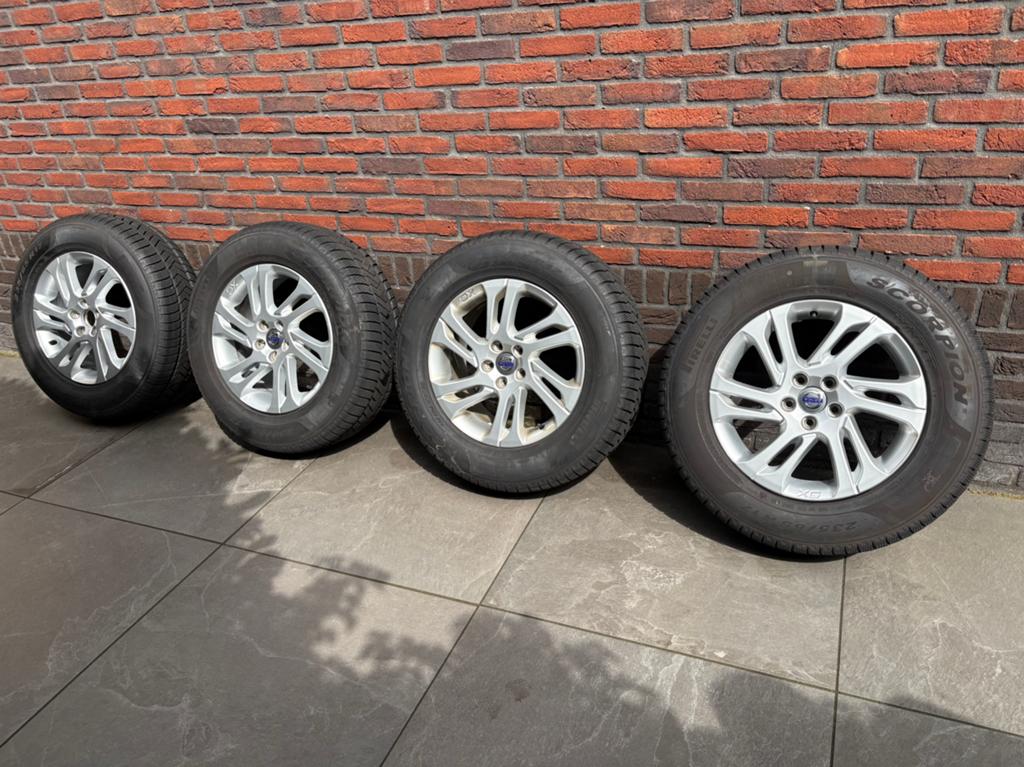 Volvo XC 60 winterbanden. Z.G.A.N. 17 inch, Ophalen, Zo goed als nieuw