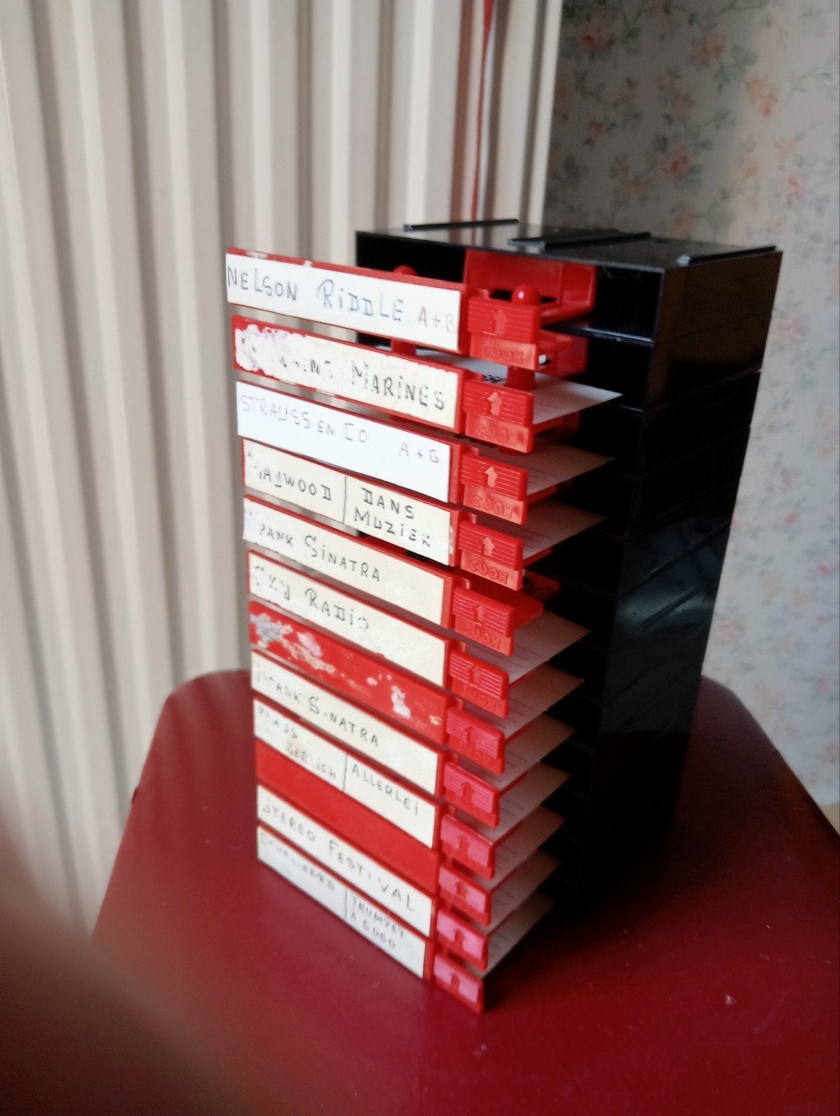 Cassette kastje voor 12 cassettes., Ophalen