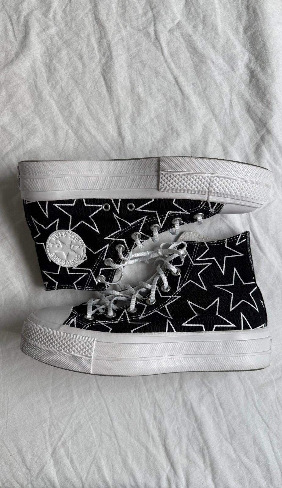 Custom Converse x Billie Eilish zwart met sterren – maat 40, Kleding | Dames, Zwart, Ophalen of Verzenden, Sneakers of Gympen