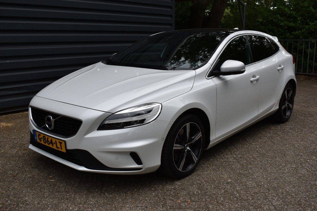 Volvo V40 1.5 T3 R-DESIGN SPORT!!!AUTOMAAT!!PANODAK!!BJ 2019, Automaat, 4 cilinders, Met garantie (alle), Wit