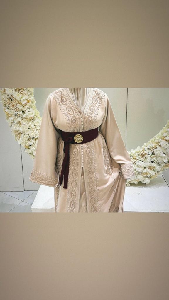 Tkshita beige, Kleding | Dames, Gelegenheidskleding, Ophalen of Verzenden, Zo goed als nieuw, Beige, Overige typen
