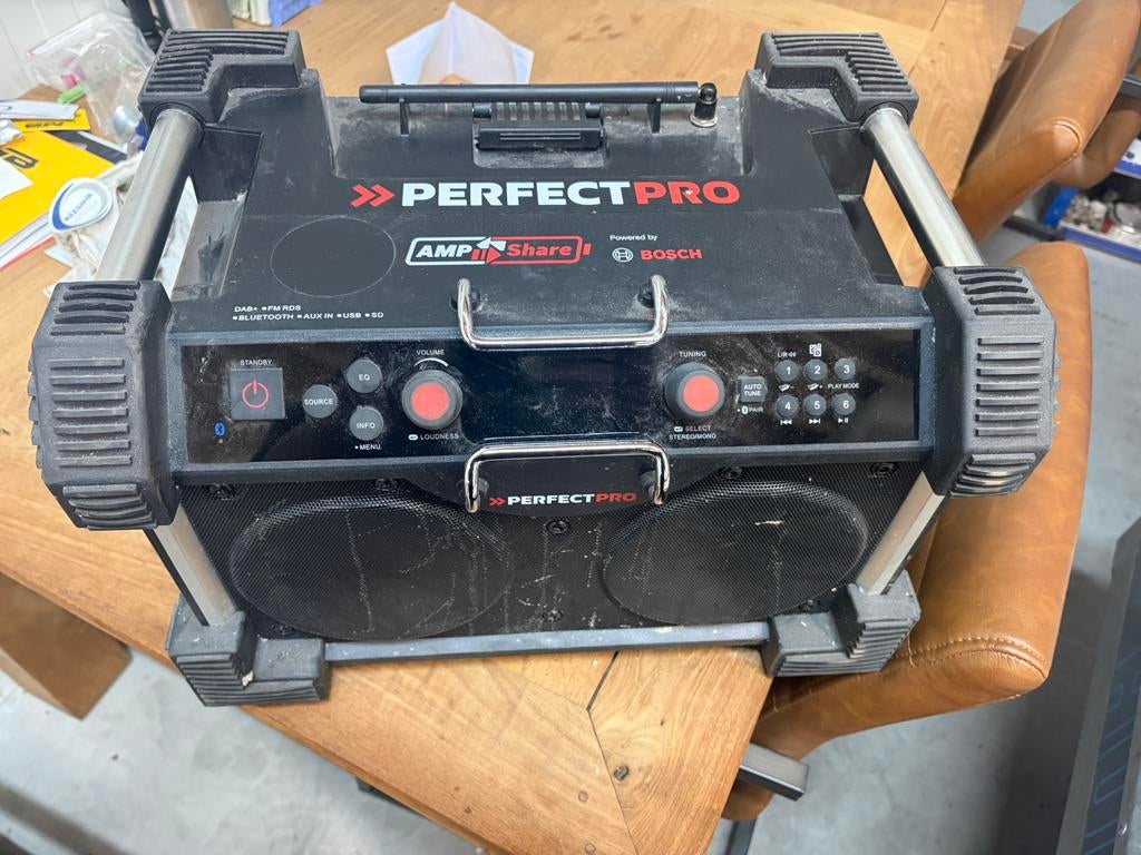Te koop perfect pro radio met makita adapter, .., Zo goed als nieuw, Bouwradio, ..