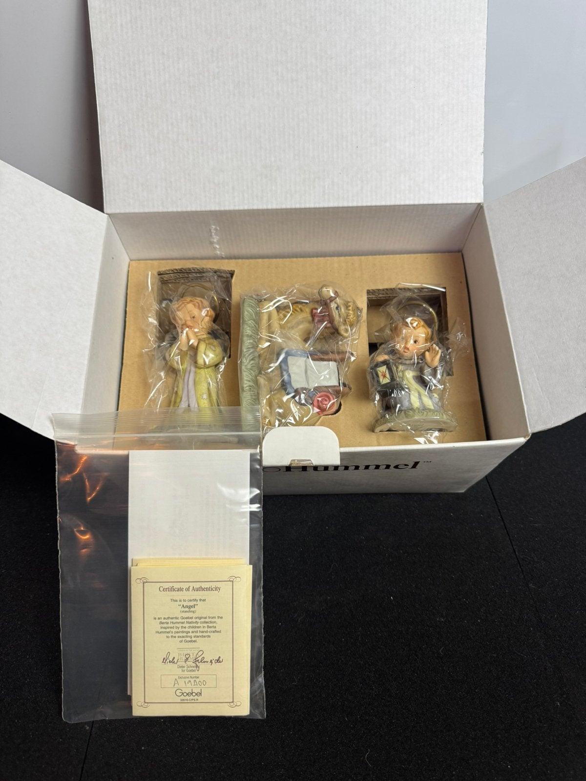 Goebel Berta Hummel Nativity set — nieuw in doos + CoA, Verzamelen, Beelden en Beeldjes, Ophalen of Verzenden, Zo goed als nieuw
