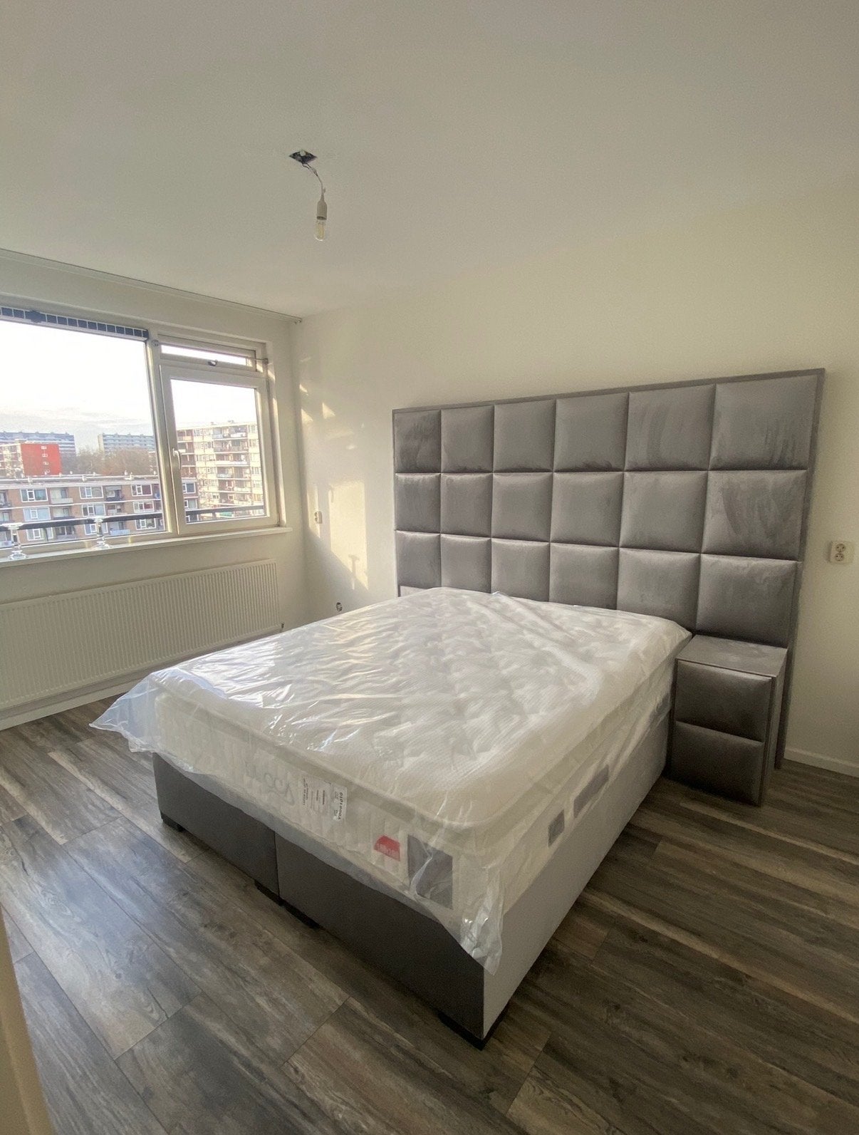 Boxspring 160x200 grijs met hoofdbord en nachtkastjes, Ophalen, Tweepersoons, Zo goed als nieuw, 200 cm