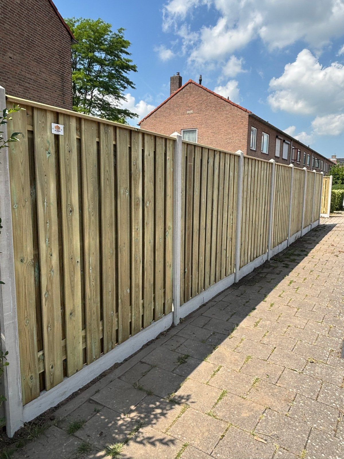 Houten schutting met betonpalen en poort, 6 meter of meer, Ophalen of Verzenden, Hout, 1 tot 2 meter