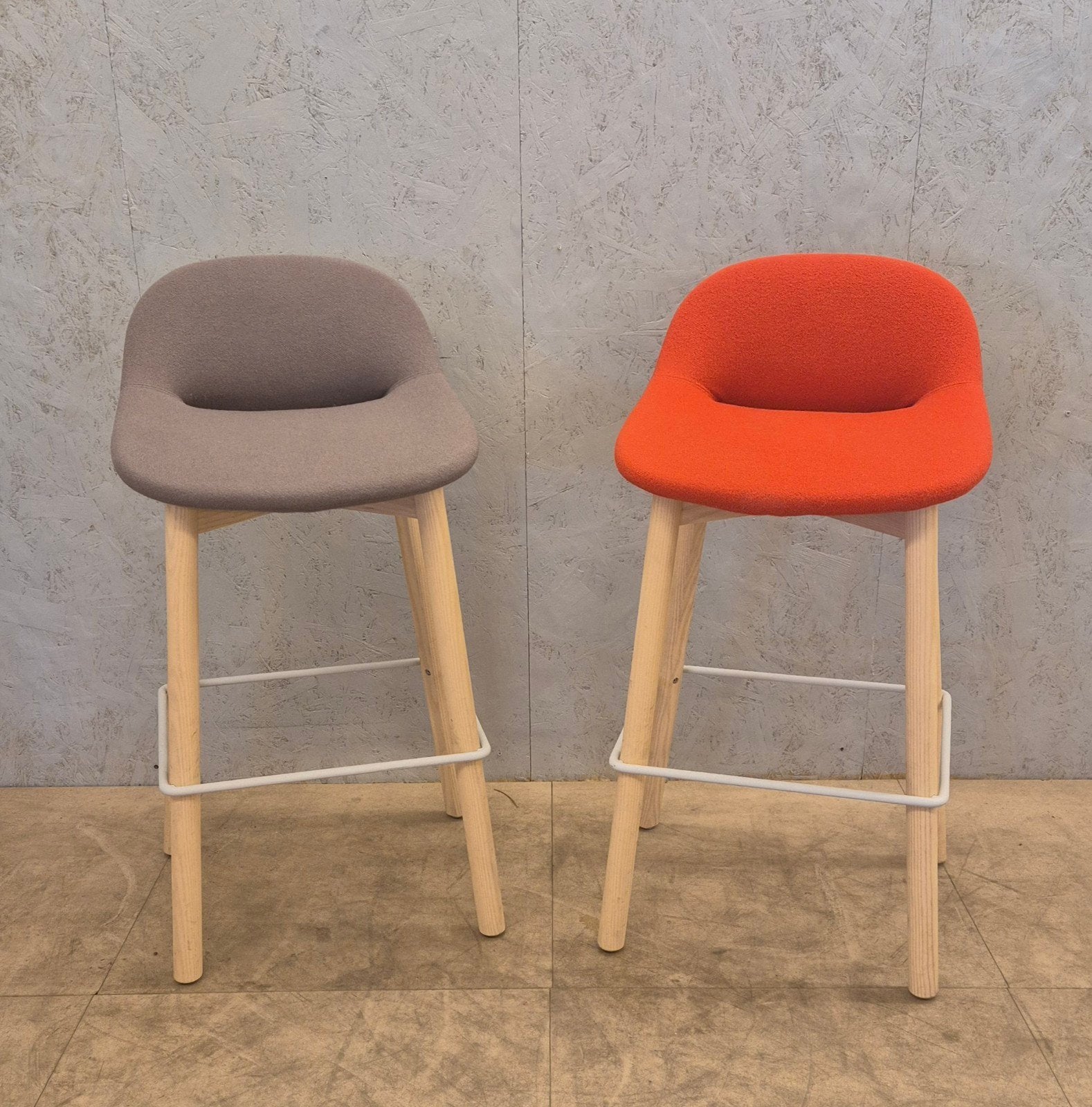 Artifort Beso barkrukken Khodi Feiz design, Ophalen, Met voetsteun, 60 tot 90 cm, Zo goed als nieuw