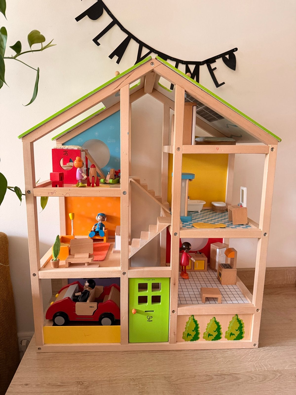 Hape Poppenhuis met Meubels, Auto en Poppetjes, Ophalen, Gebruikt, Poppenhuis