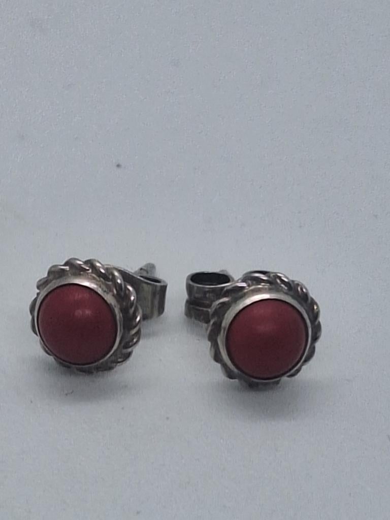 Bloedkoraal knopjes Zeeuws, Ophalen of Verzenden, Met edelsteen, Knopjes of Stekers, Rood