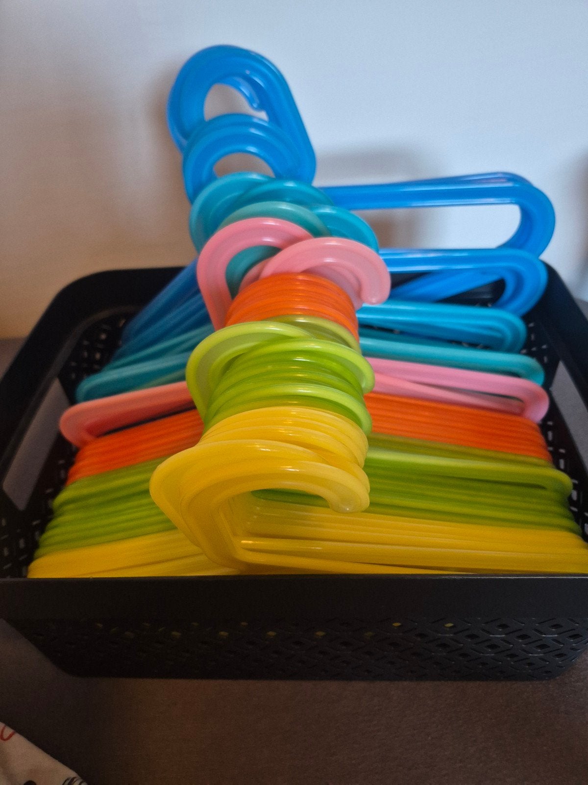 46x kleurige kinderkledinghangers Ikea, Overige typen, Ophalen of Verzenden, Zo goed als nieuw, Ophangbaar
