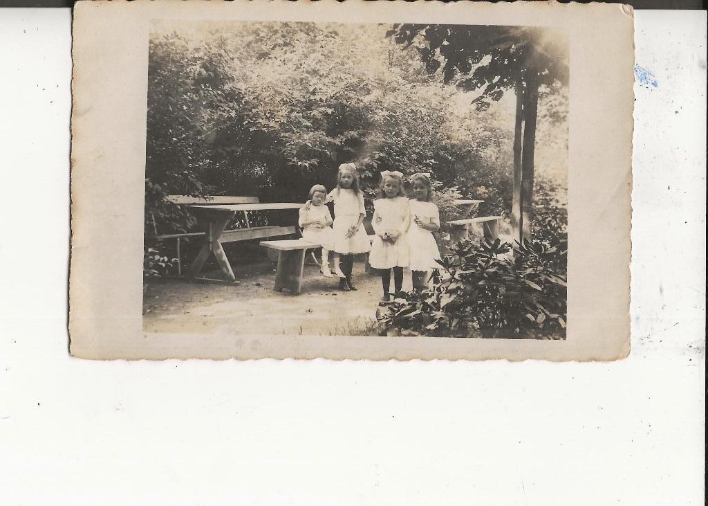 Onbekend Vier meisjes bij Picknick tafels Fotokaart, Ophalen of Verzenden, Voor 1920, Ongelopen, Zuid-Holland