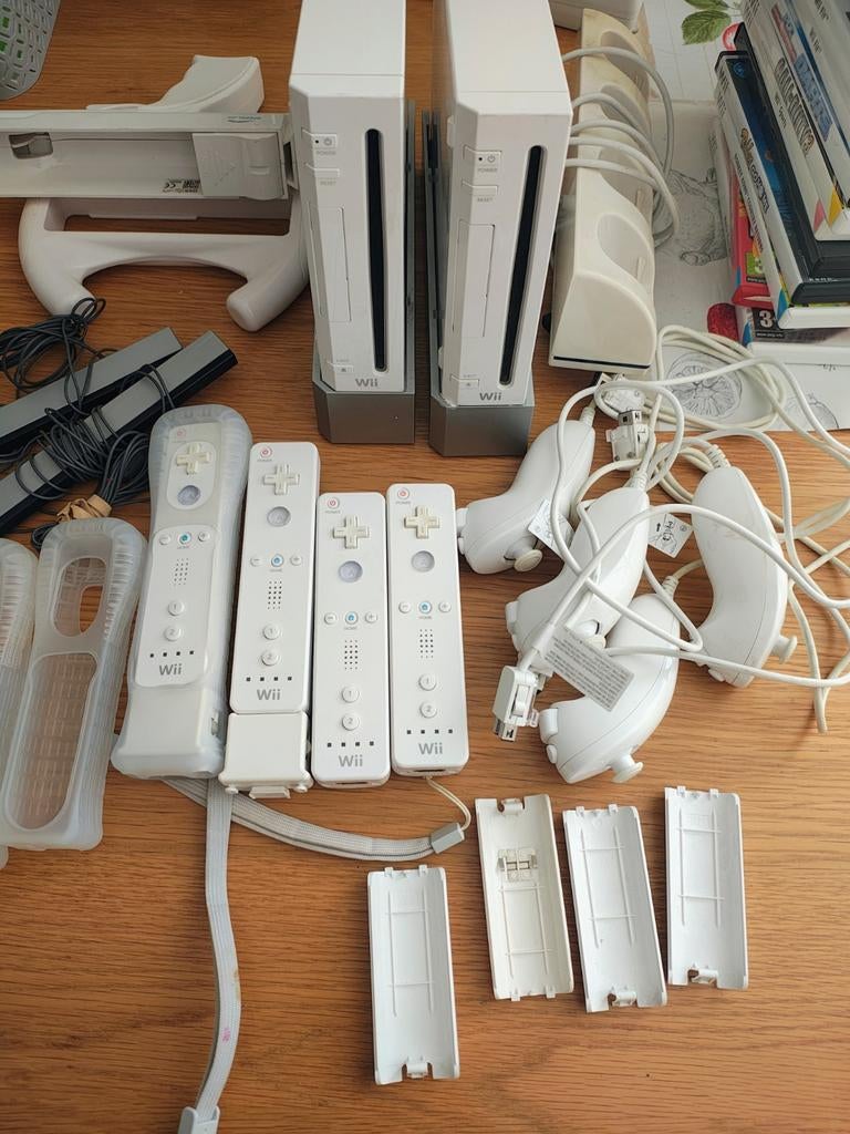 2x Wii Console Bundel - Compleet en Werkend, 1 omgebouwd, Ophalen of Verzenden, Gebruikt, Met 3 controllers of meer