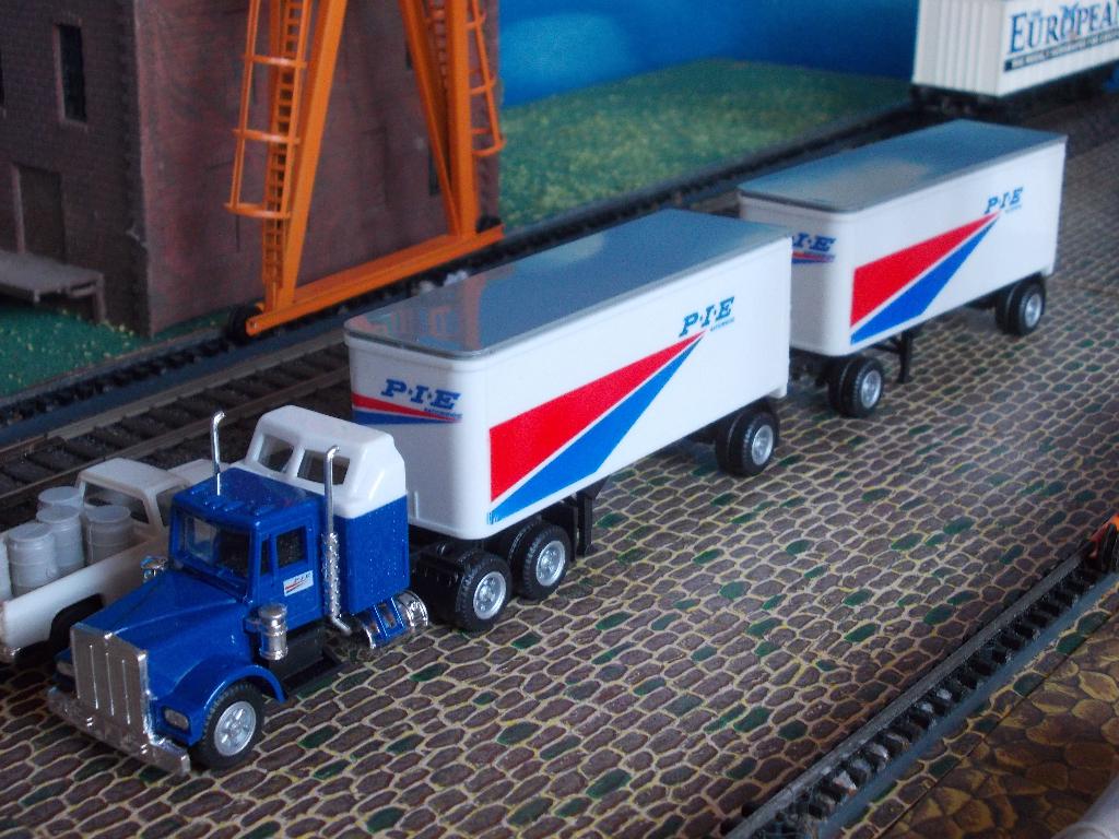 Kenworth P-I-E Road Train Herpa Con-Cor NU VOOR € 14.95 USA, Ophalen of Verzenden, Nieuw, Bus of Vrachtwagen, Herpa