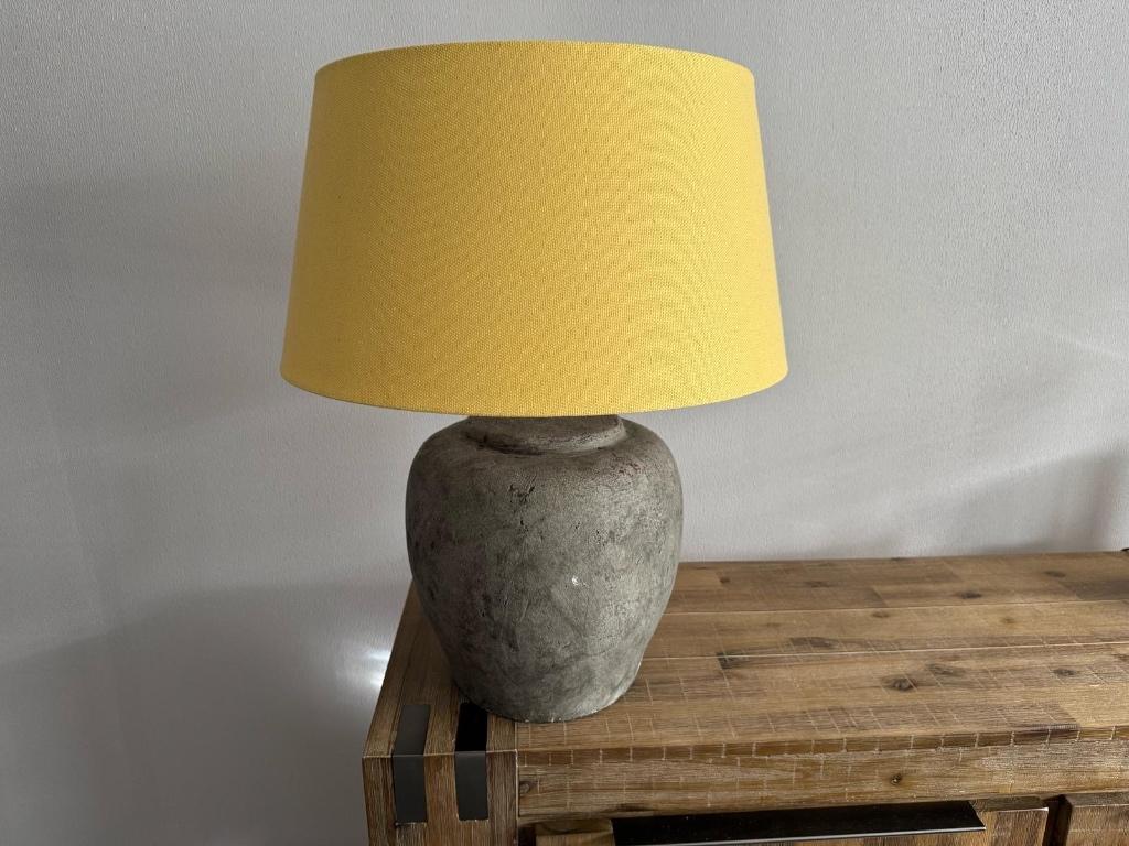 Mooie landelijke stenen schemerlamp, Huis en Inrichting, Lampen | Tafellampen, Ophalen of Verzenden, Zo goed als nieuw, 50 tot 75 cm