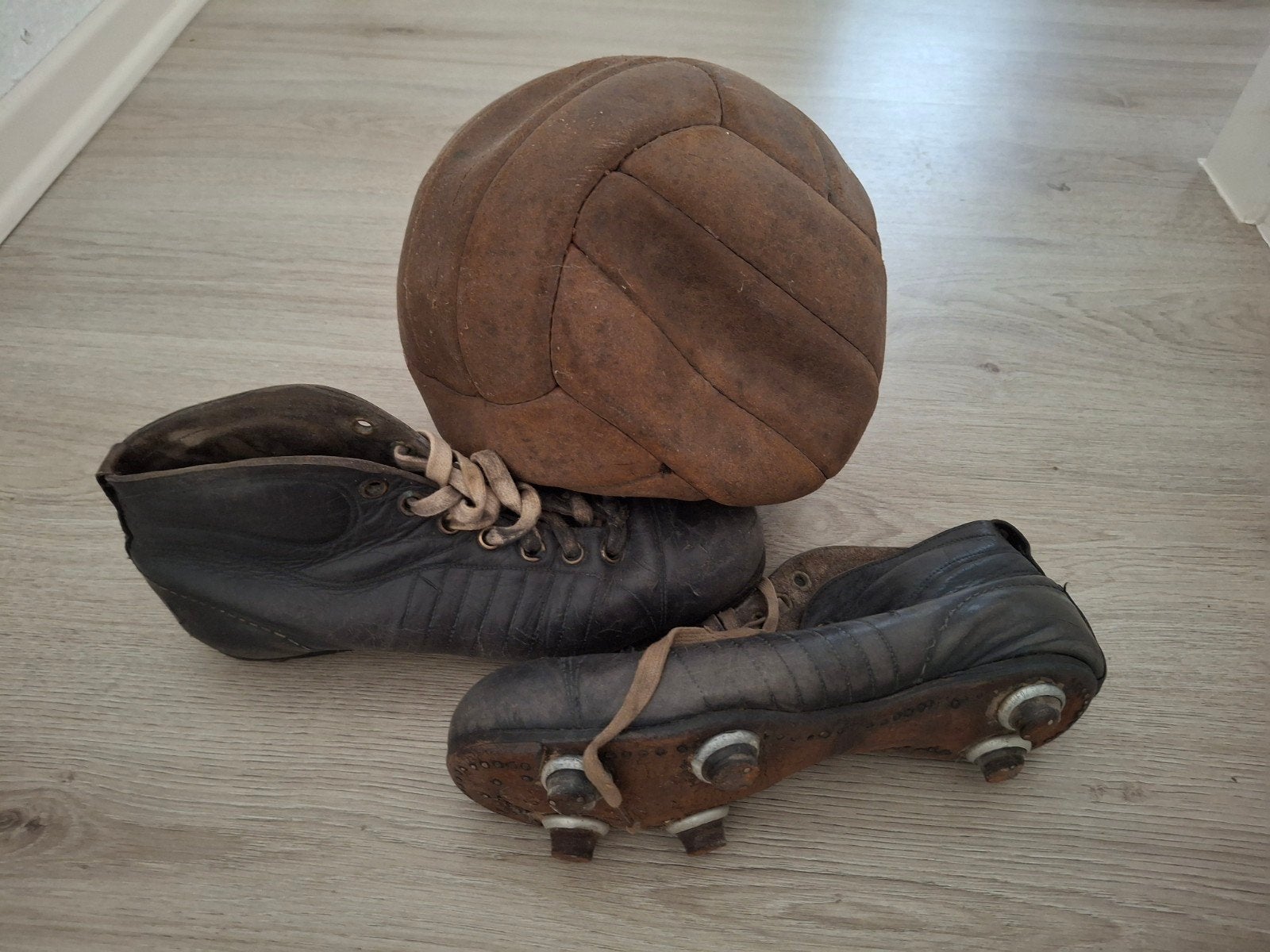Oude voetbal en voetbalschoenen uniek setje, Antiek en Kunst, Ophalen of Verzenden