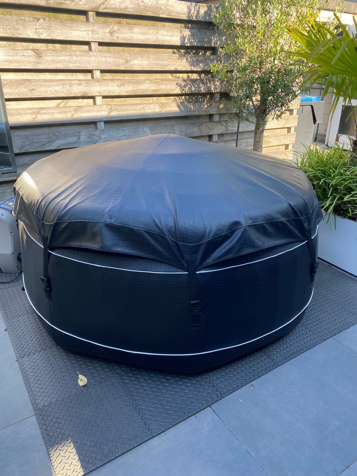 Jacuzzi opblaasbaar  8 hoekig, Ophalen, Zo goed als nieuw, Pomp