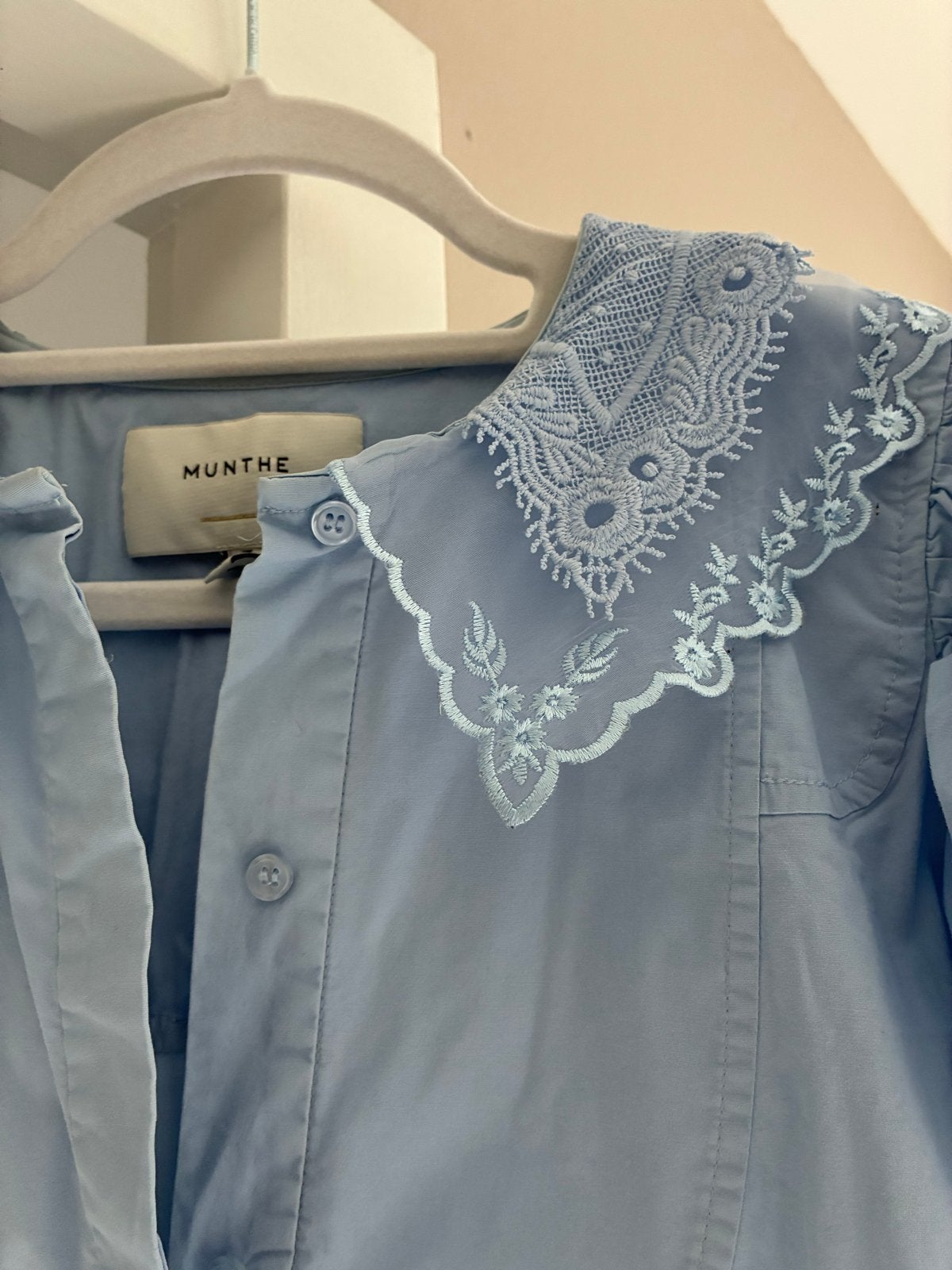 Munthe blouse met kanten kraag - Lichtblauw, Kleding | Dames, Ophalen of Verzenden, Zo goed als nieuw, Maat 38/40 (M), Blauw